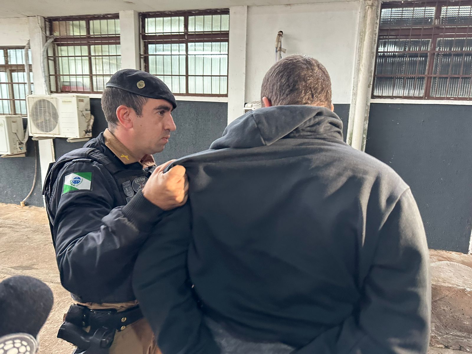 Ex-agente penitenciário é preso com arma de fogo com numeração raspada