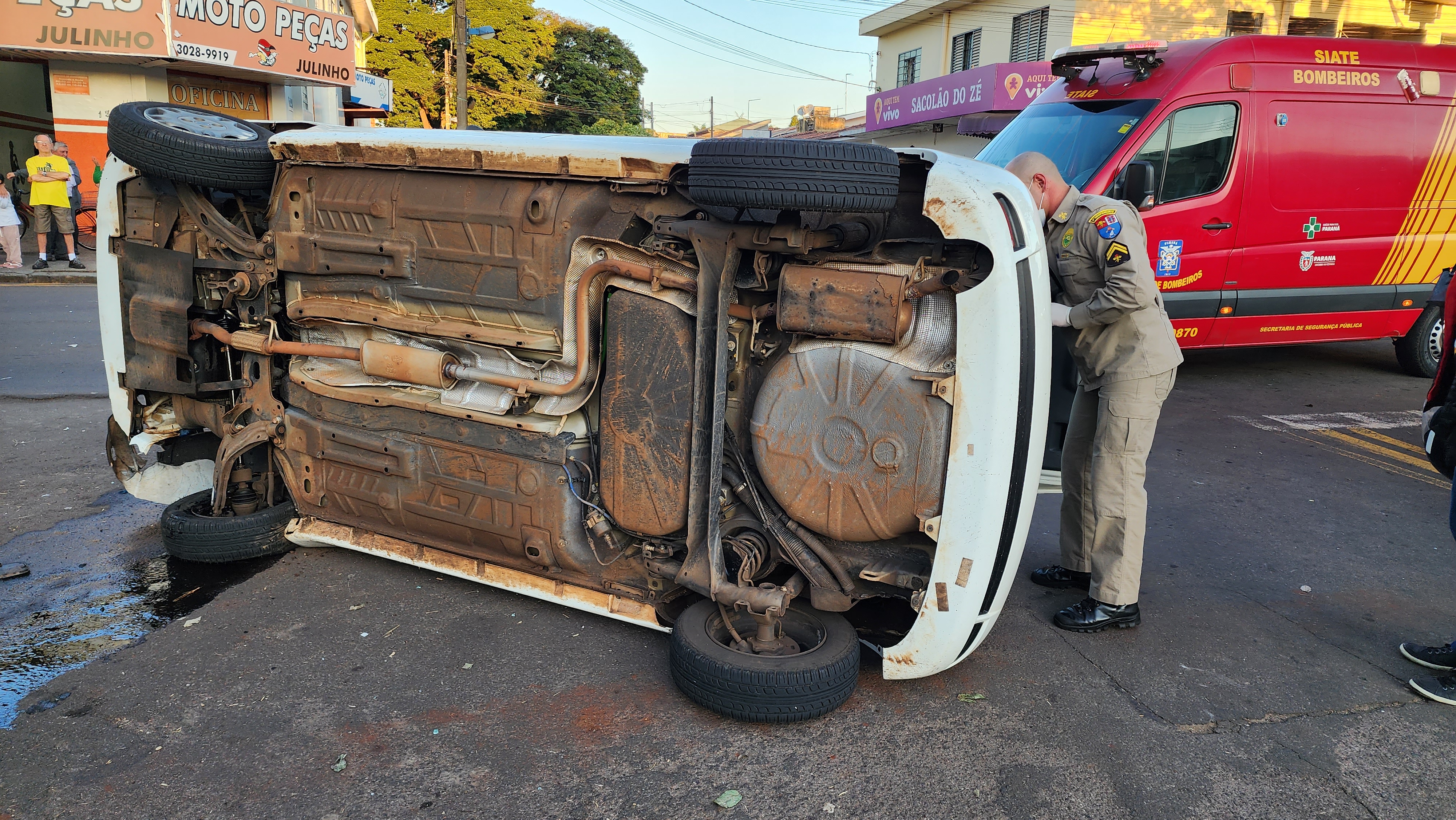 Motorista de 52 anos é socorrido após colisão envolvendo dois carros em Maringá