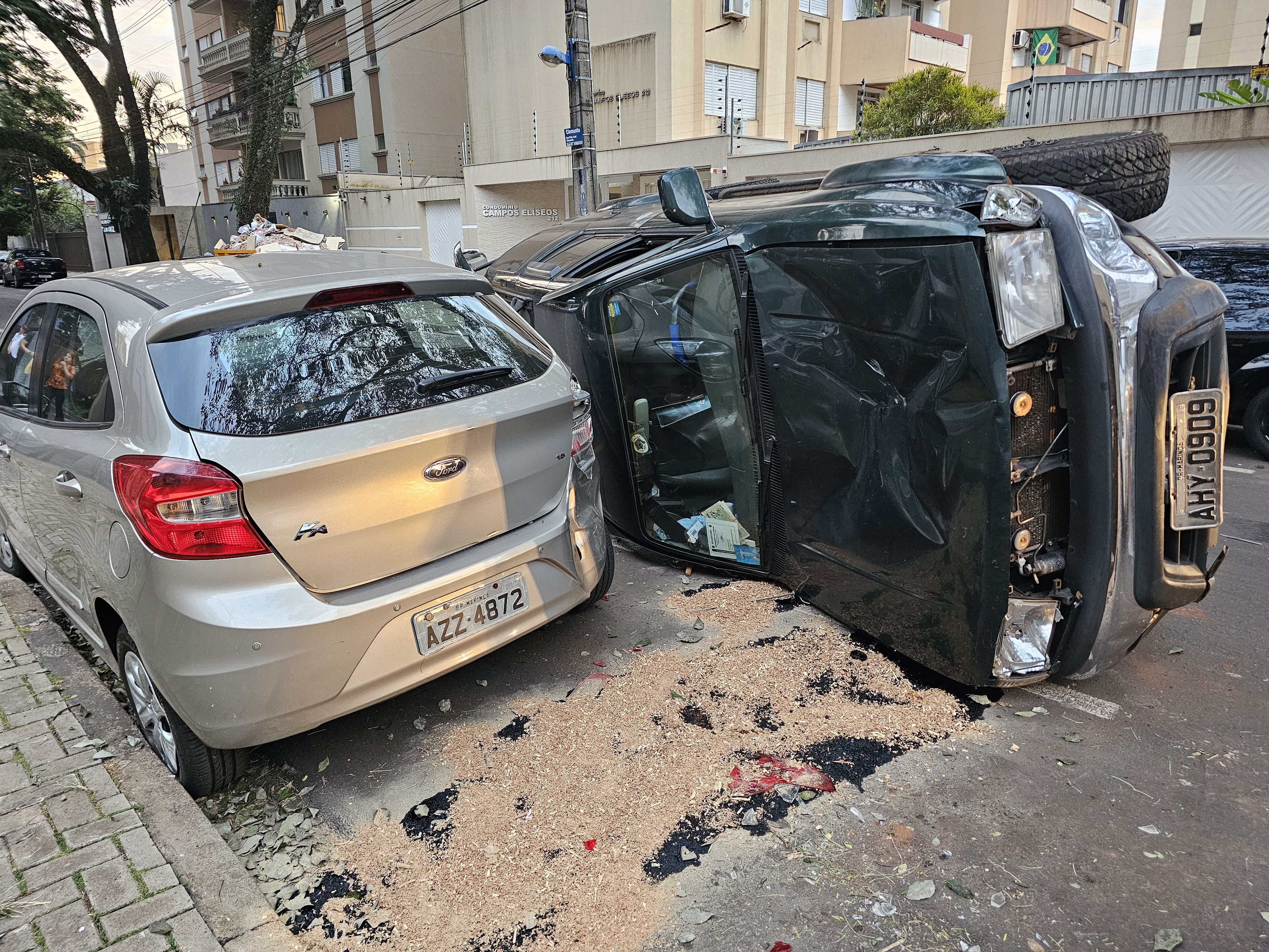 Van da empresa Viação Garcia provoca acidente na zona 7 em Maringá