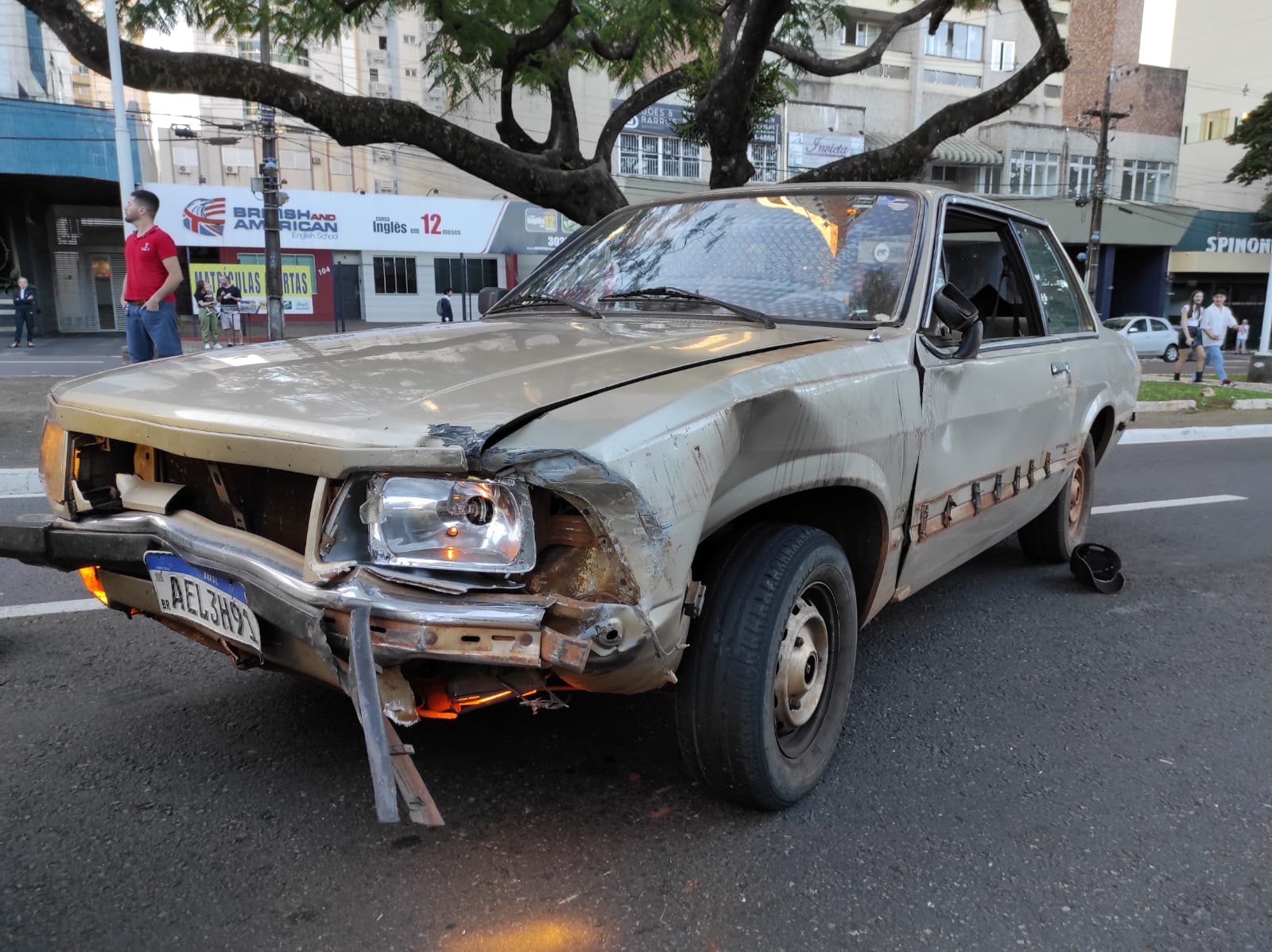 Mulher de 19 anos é presa com automóvel furtado no centro de Maringá