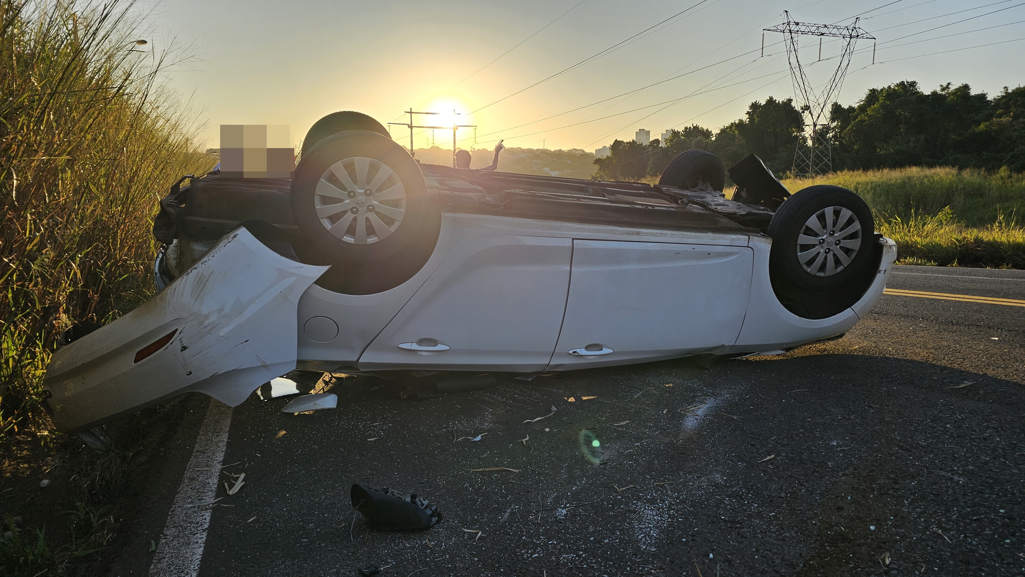 Motorista culpa o sol por ter capotado o carro no Contorno Sul