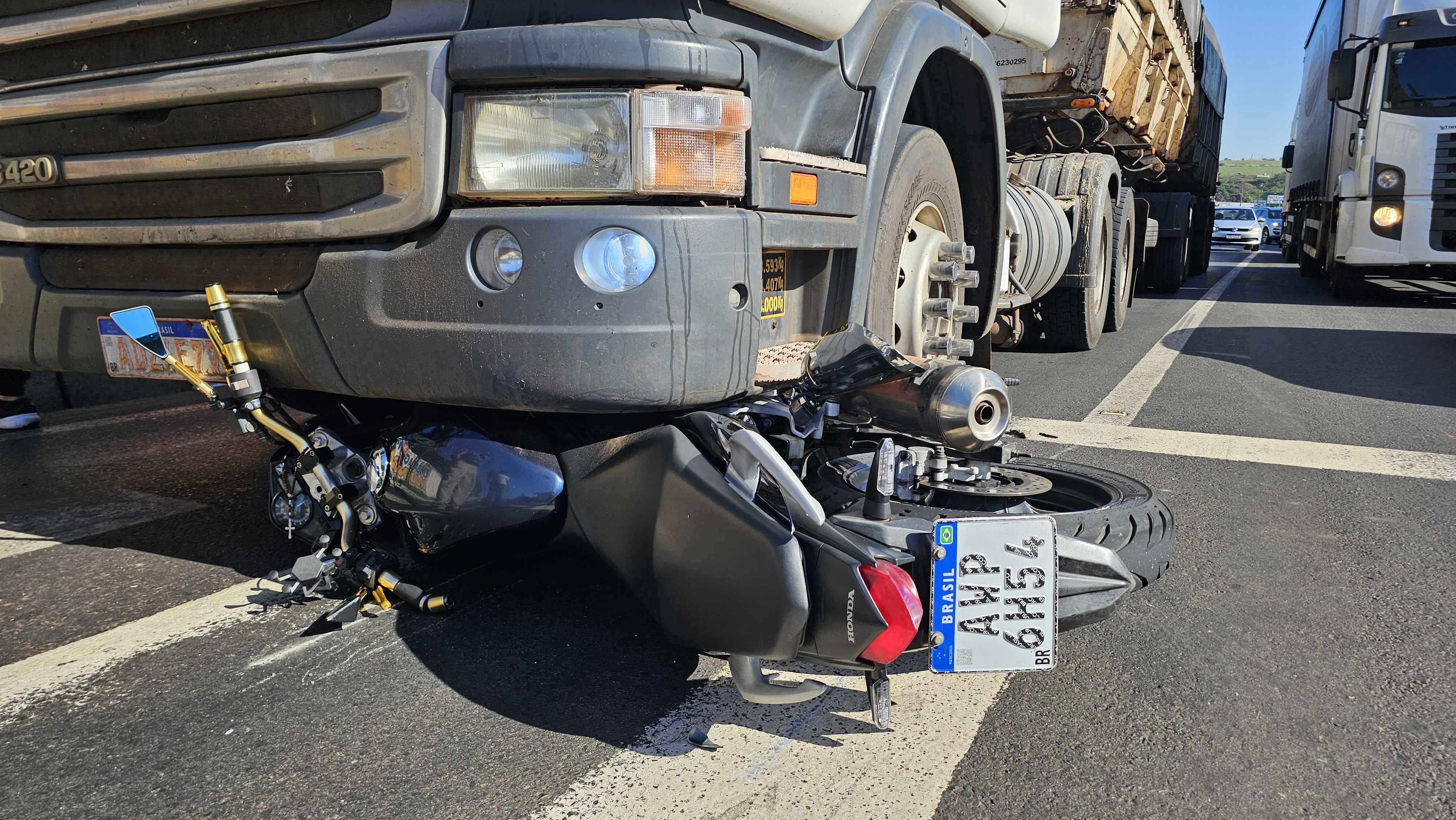 Mulher escapa ilesa de acidente envolvendo moto e carreta em Maringá