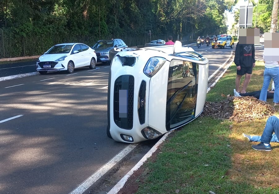 Acidente entre dois carros na Avenida São Paulo deixa dois feridos