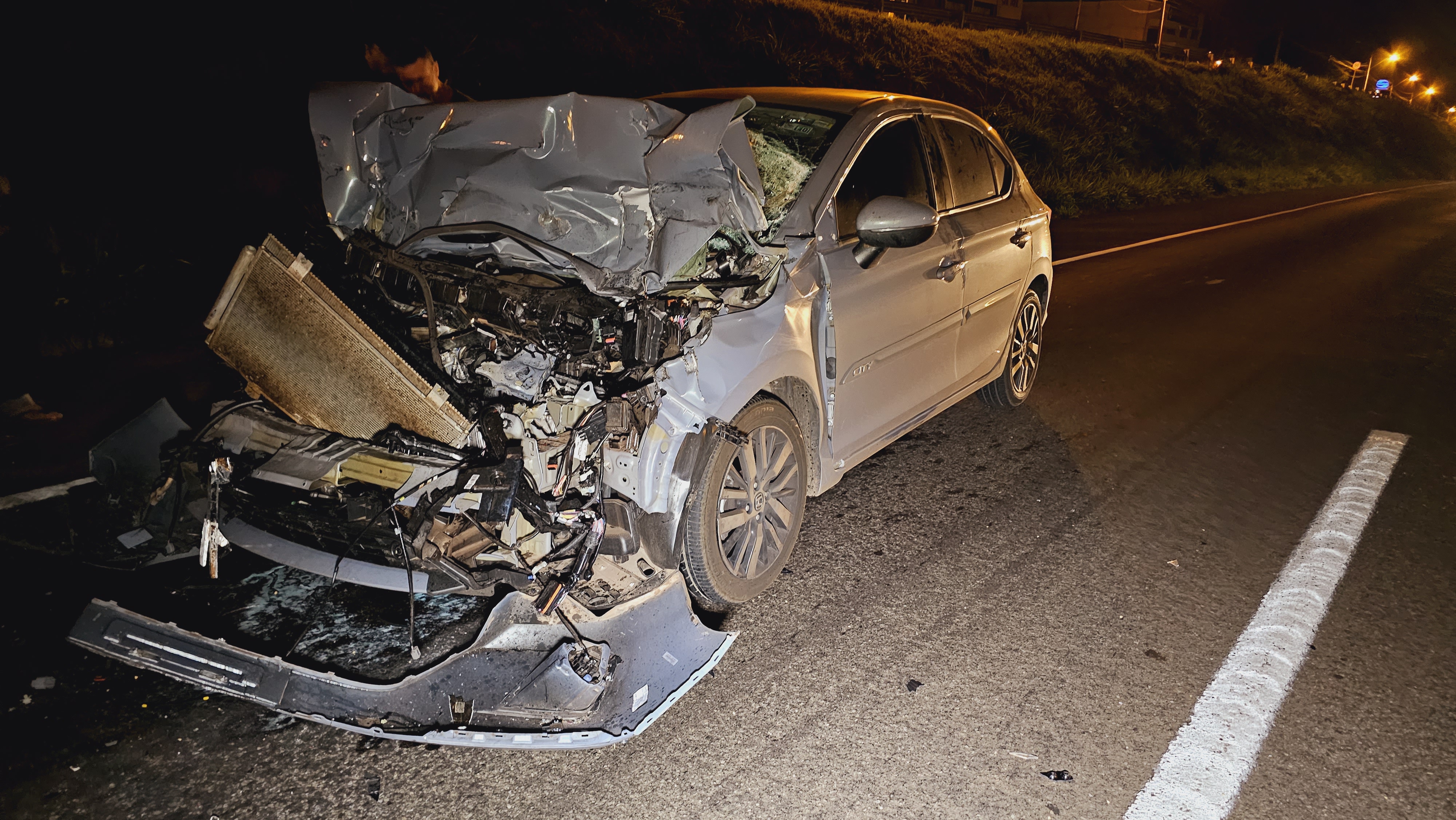 Motorista fica ferido ao bater automóvel na traseira de caminhão