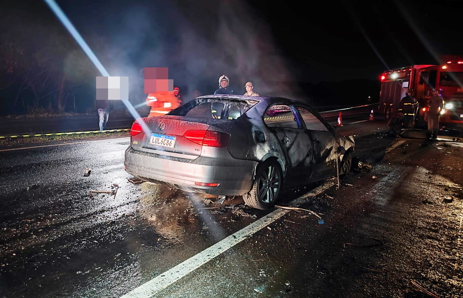 Motorista bate carro na traseira de caminhão e morre carbonizado