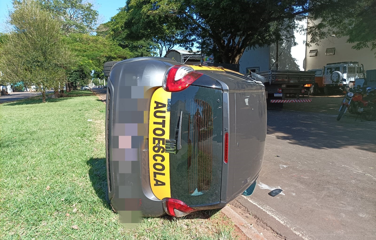 Caminhão invade preferencial e causa acidente com veículo de auto escola