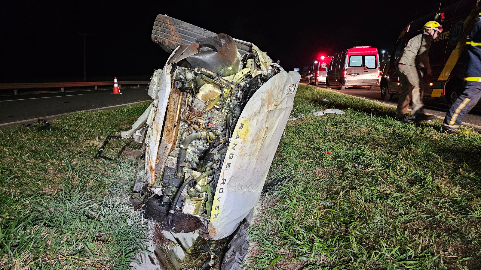 Motorista fica ferido ao capotar carro na rodovia BR-376