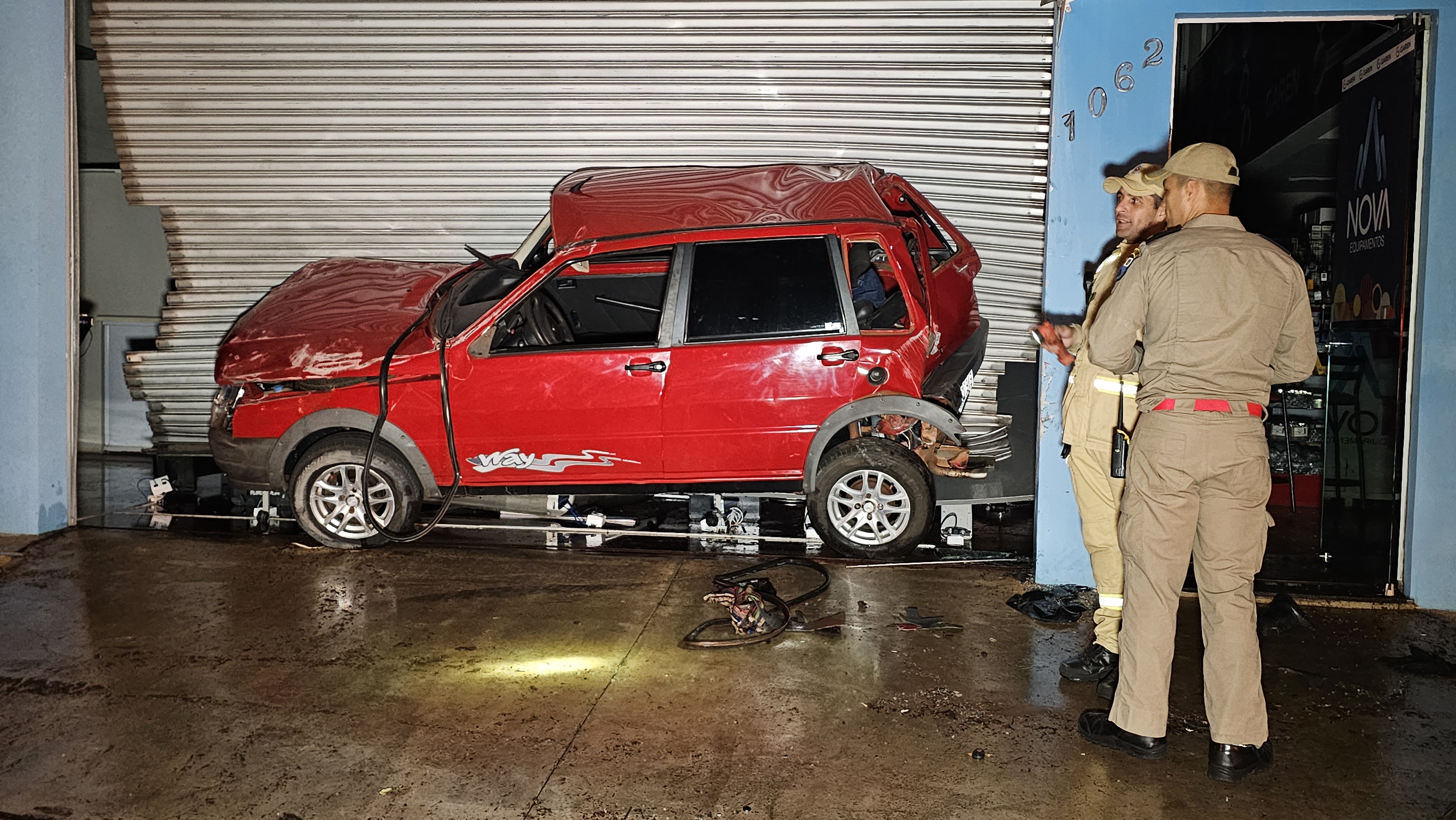 Motorista fica ferido ao capotar carro na Avenida Monteiro Lobato