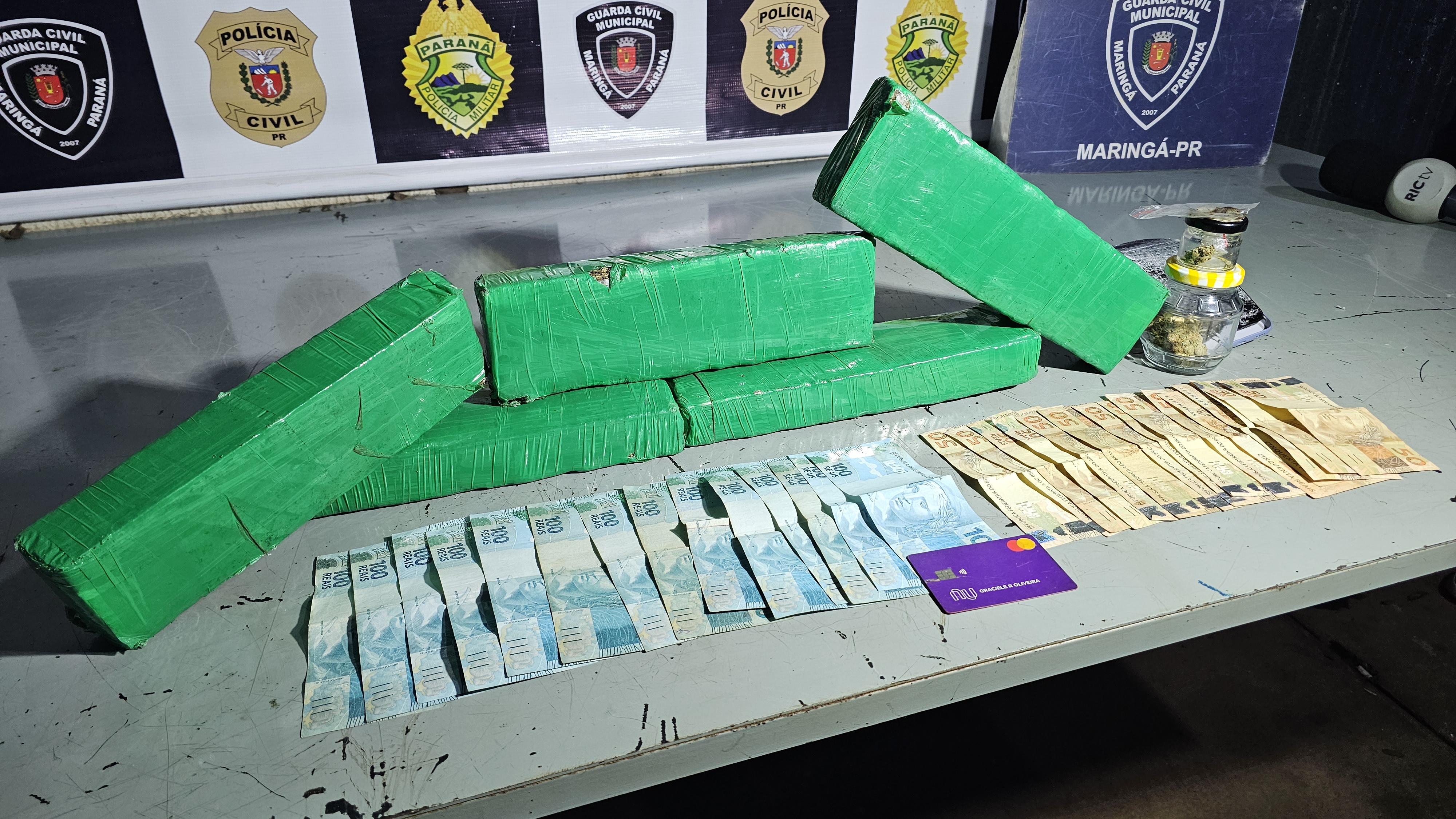 Três rapazes com carro furtado e tabletes de maconha são presos em Maringá