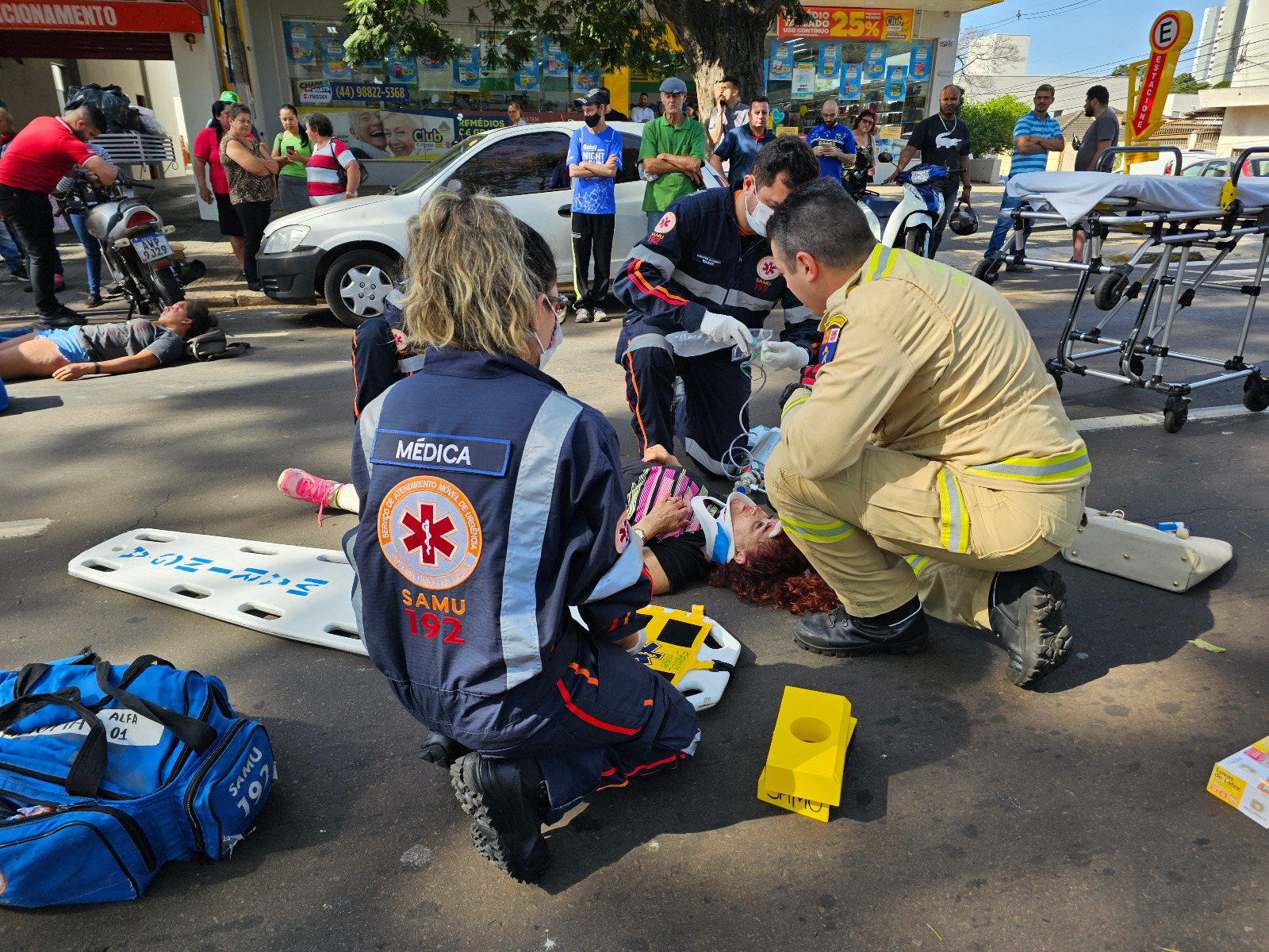 Motociclista atropela senhora de idade na faixa de pedestre na Avenida Mandacaru