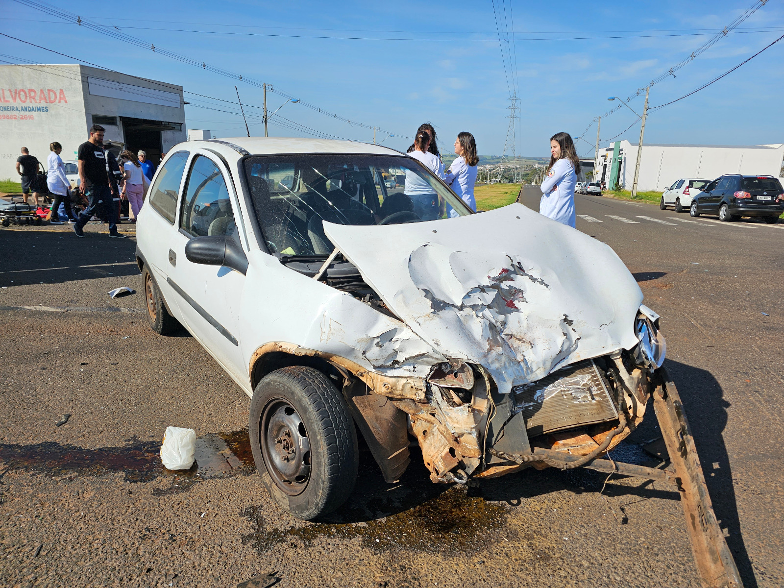 Duas pessoas ficam feridas após motorista invadir preferencial no bairro Bom Jardim