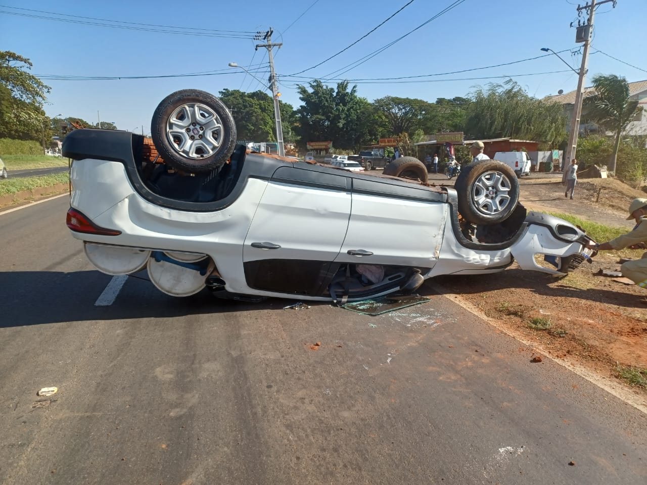 Idoso de 80 anos capota veículo na rodovia de Iguatemi