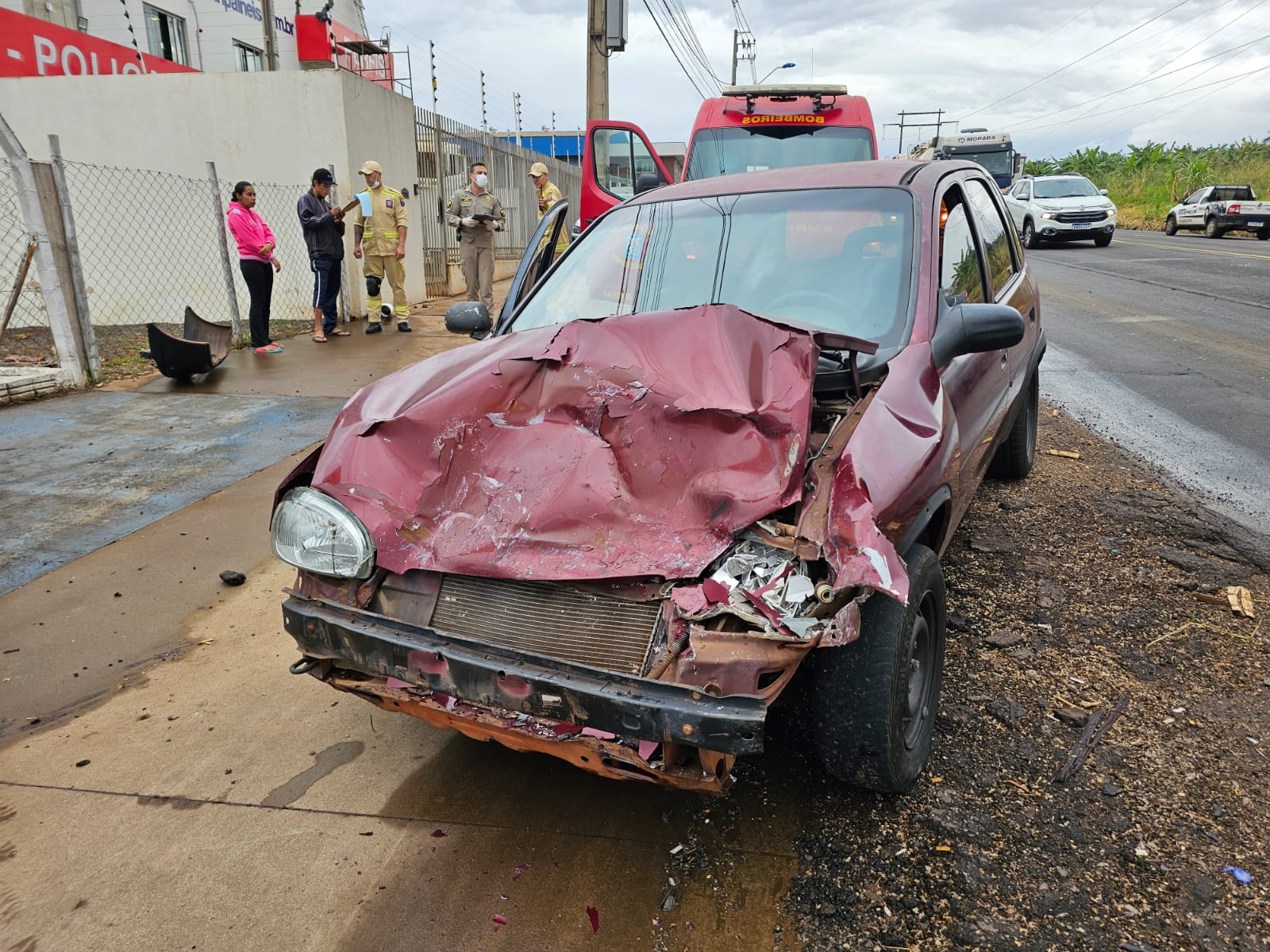 Grávida é socorrida após batida de frente envolvendo carro e caminhão no Contorno Sul