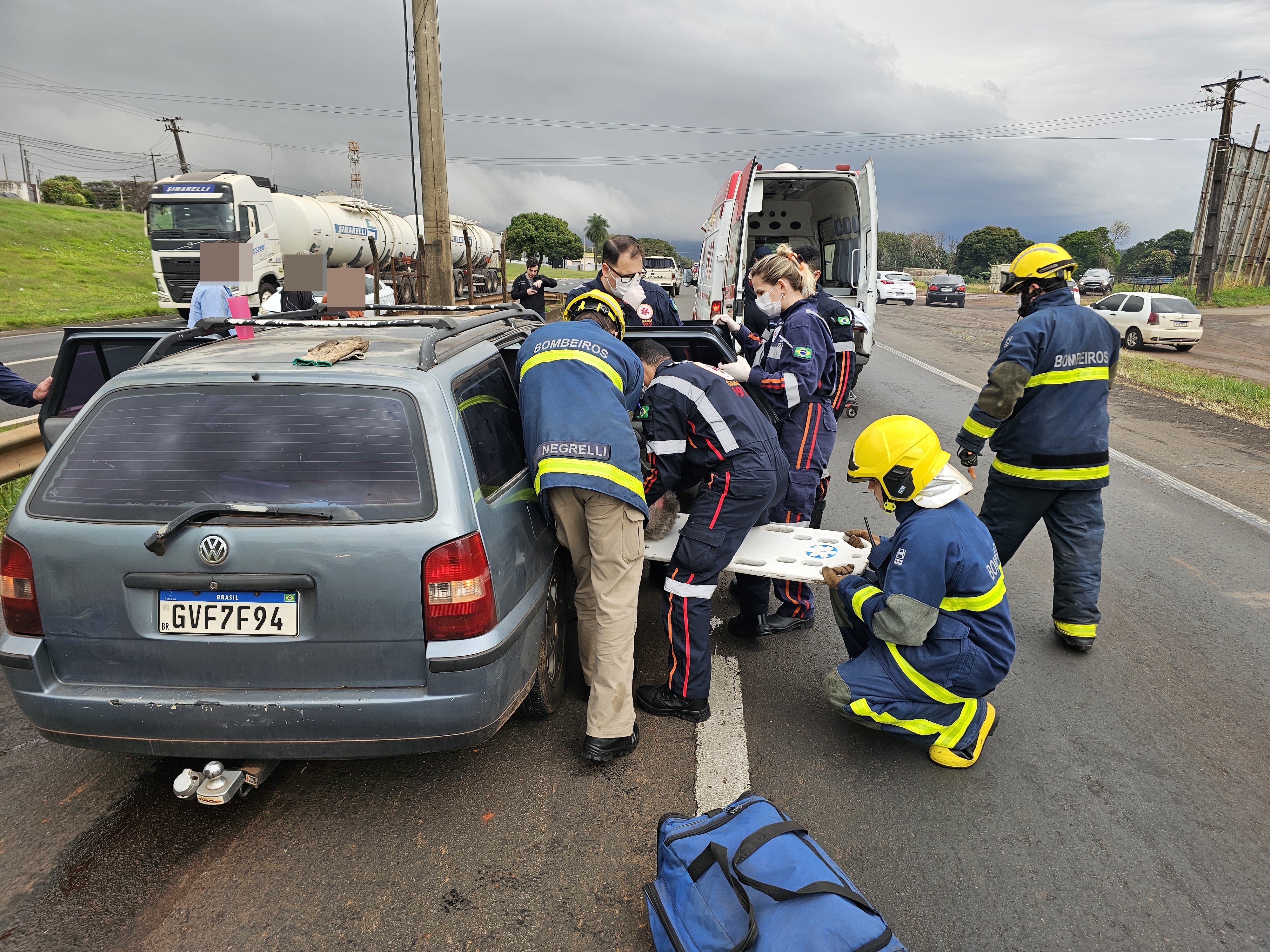 Passageiro é socorrido após motorista bater na traseira de camionete na rodovia de Iguatemi