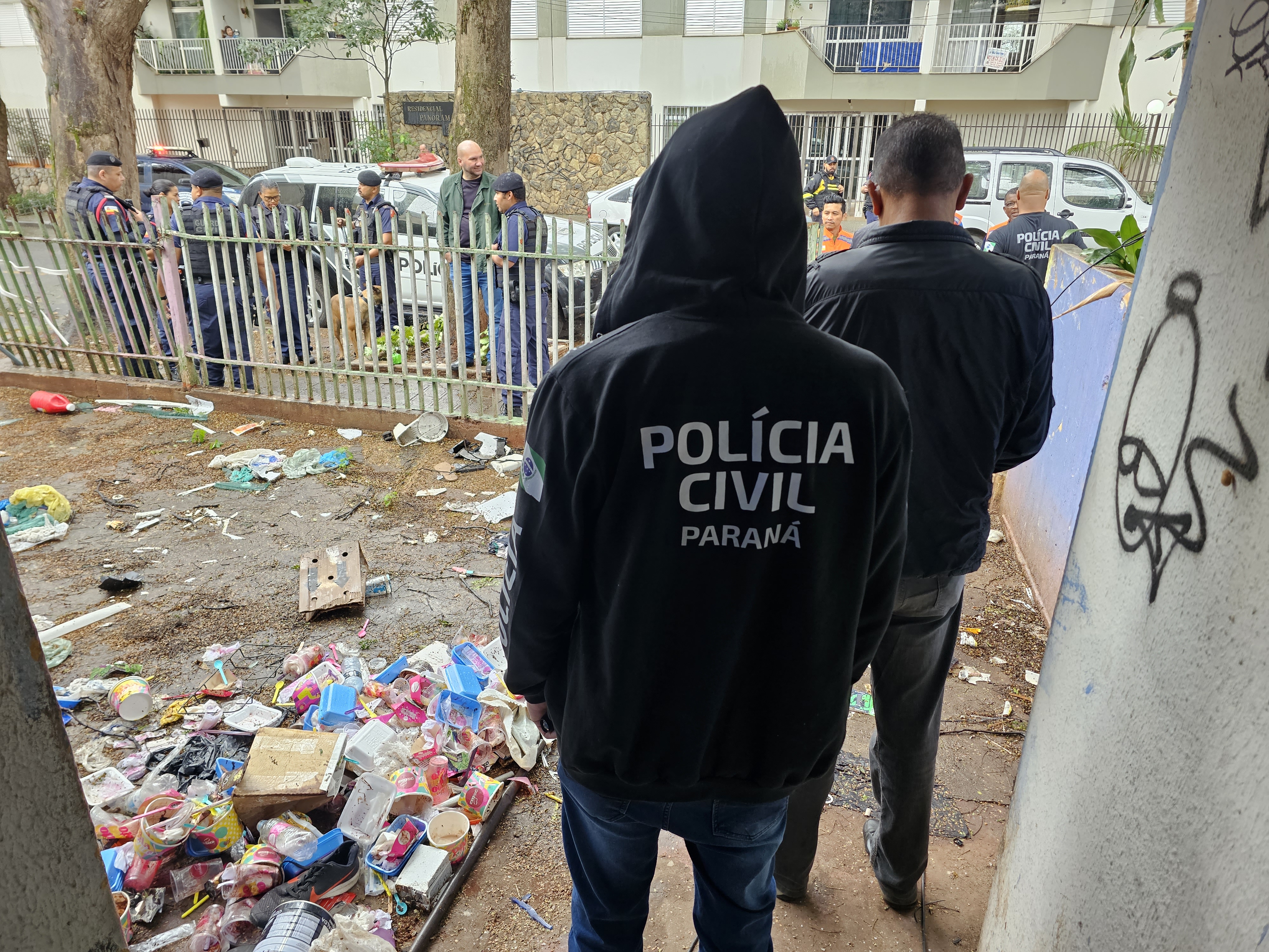 Casa abandonada invadida por usuários de drogas é alvo de operação 