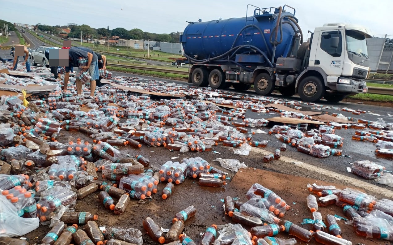 Parte de uma carga é saqueada após bebidas caírem de uma carreta no Contorno Norte