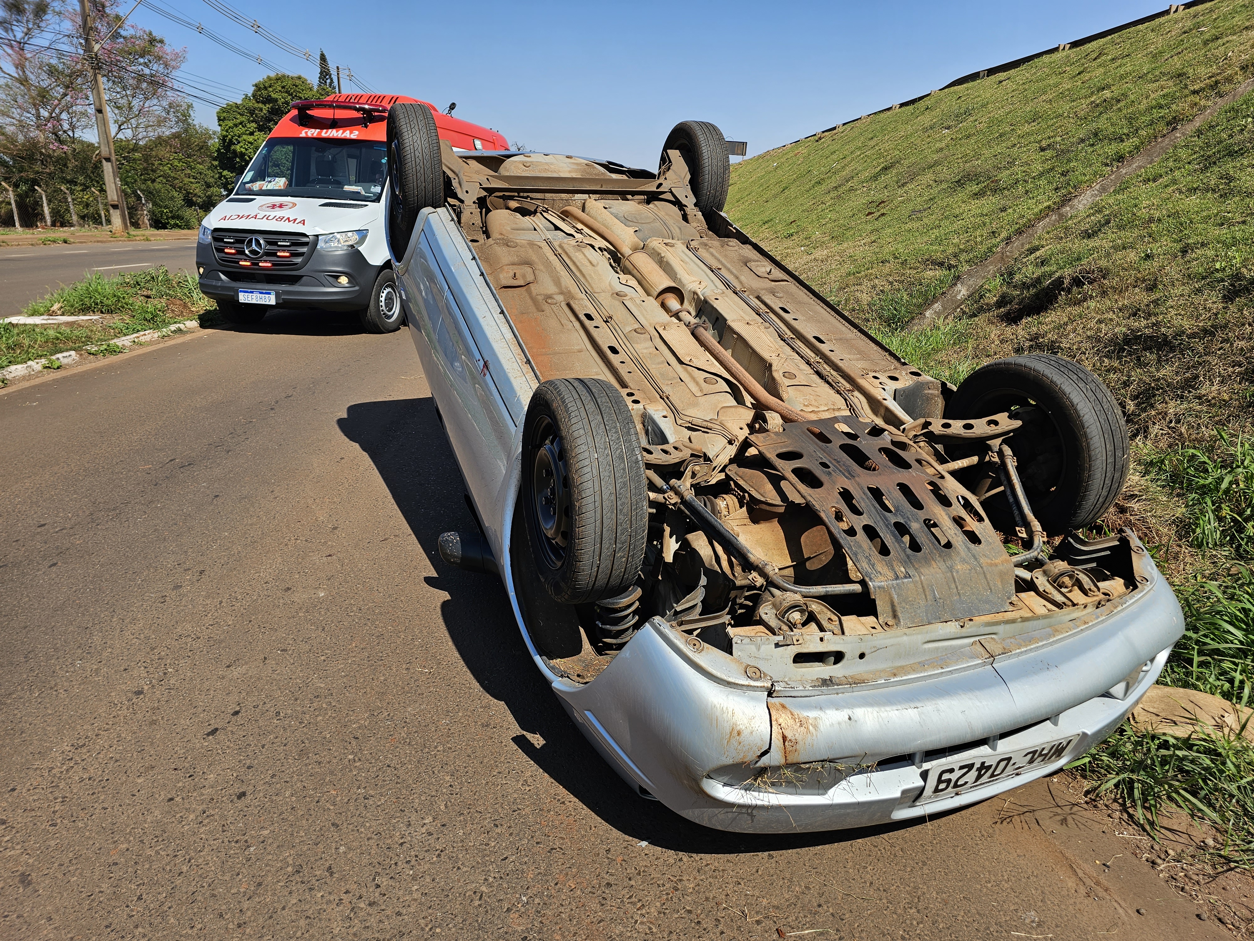 Carro com família capota na marginal da rodovia PR-323 em Maringá