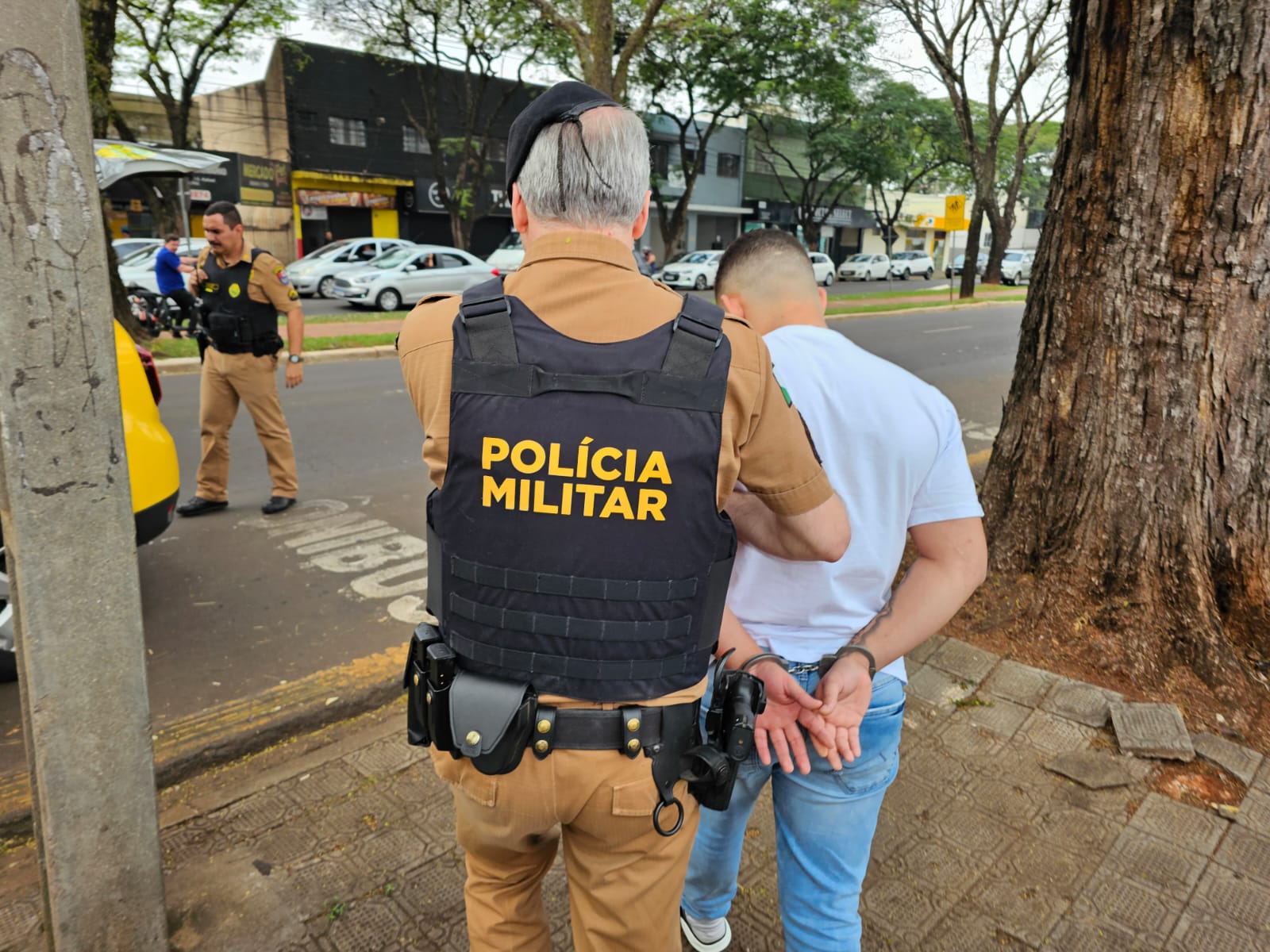 Casal ocupando carro roubado é detido pela Polícia Militar de Maringá