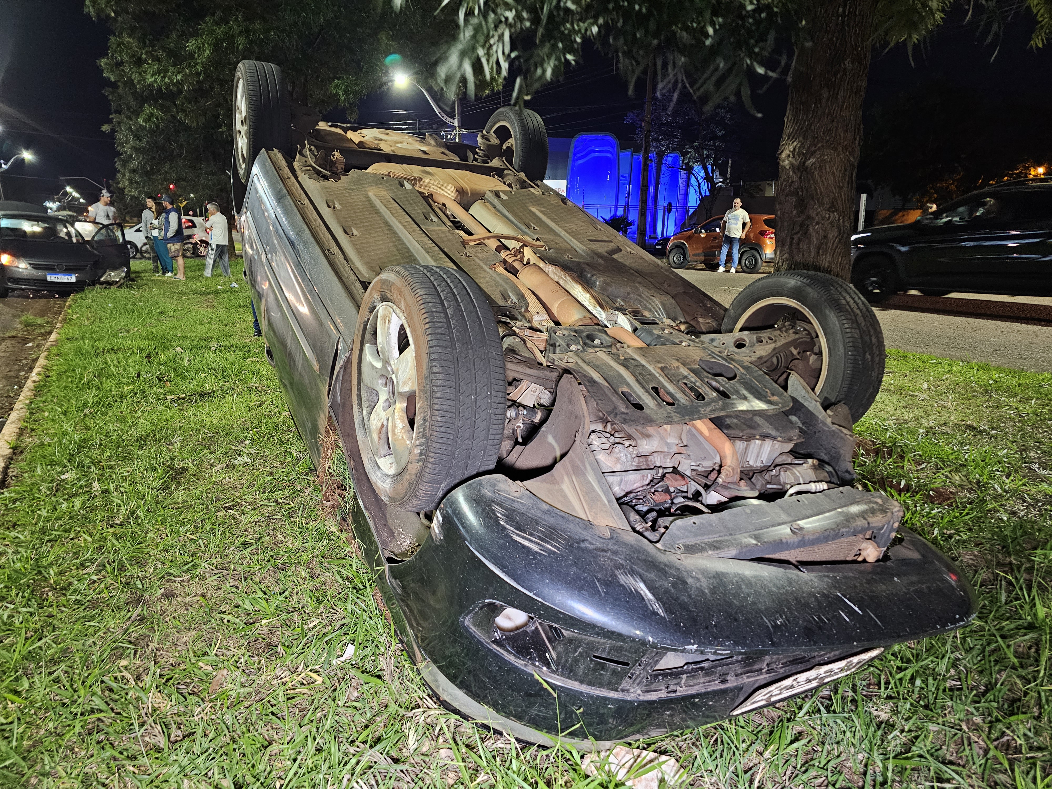 Mulher é socorrida após carro capotar na Avenida Mandacaru