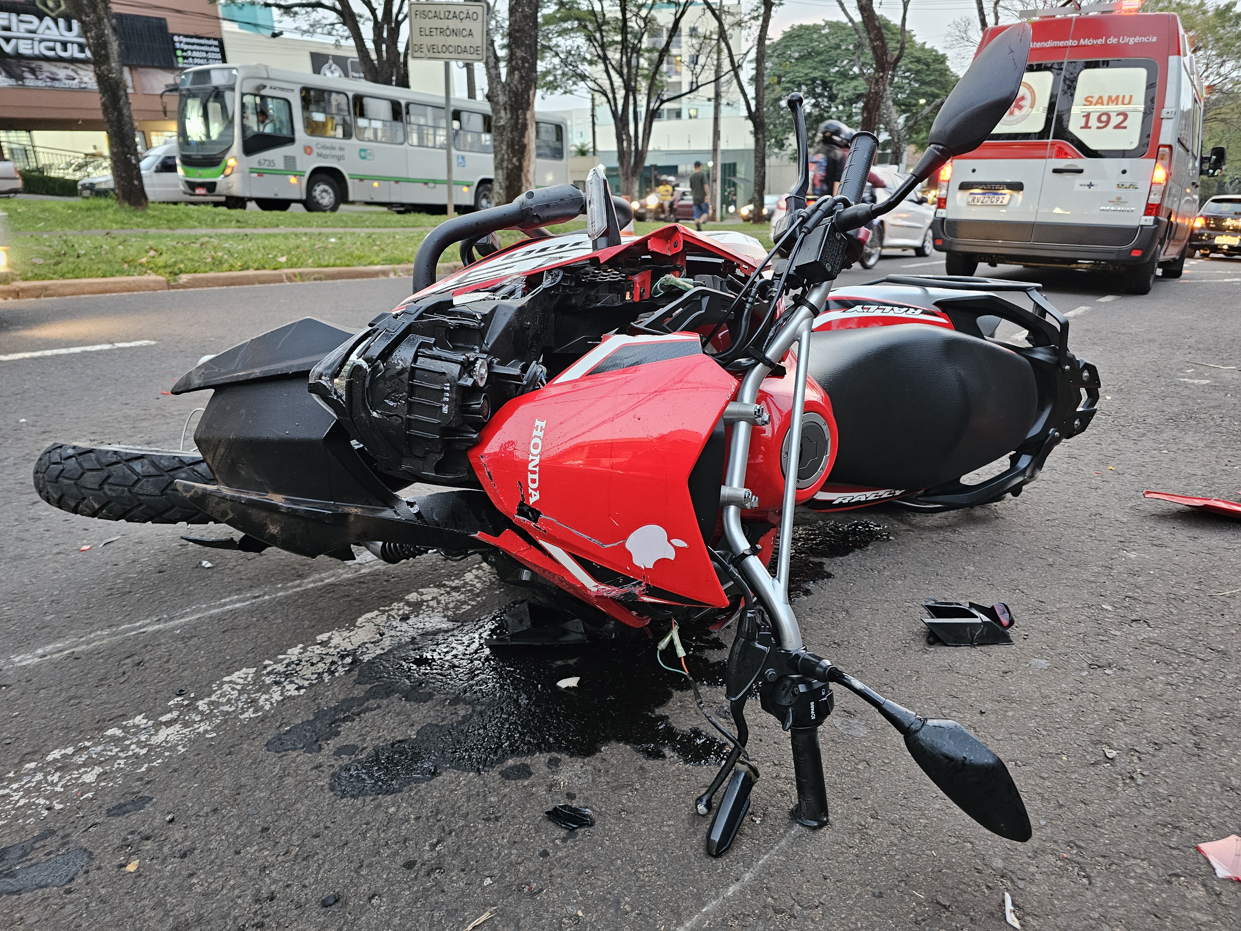 Jovem de 20 anos sofre acidente de moto após motorista invadir preferencial