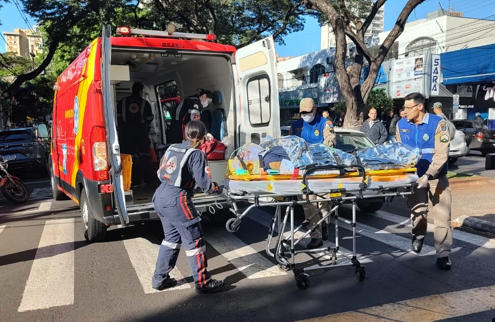 Homem de 59 anos é atropelado por motoboy no centro de Maringá