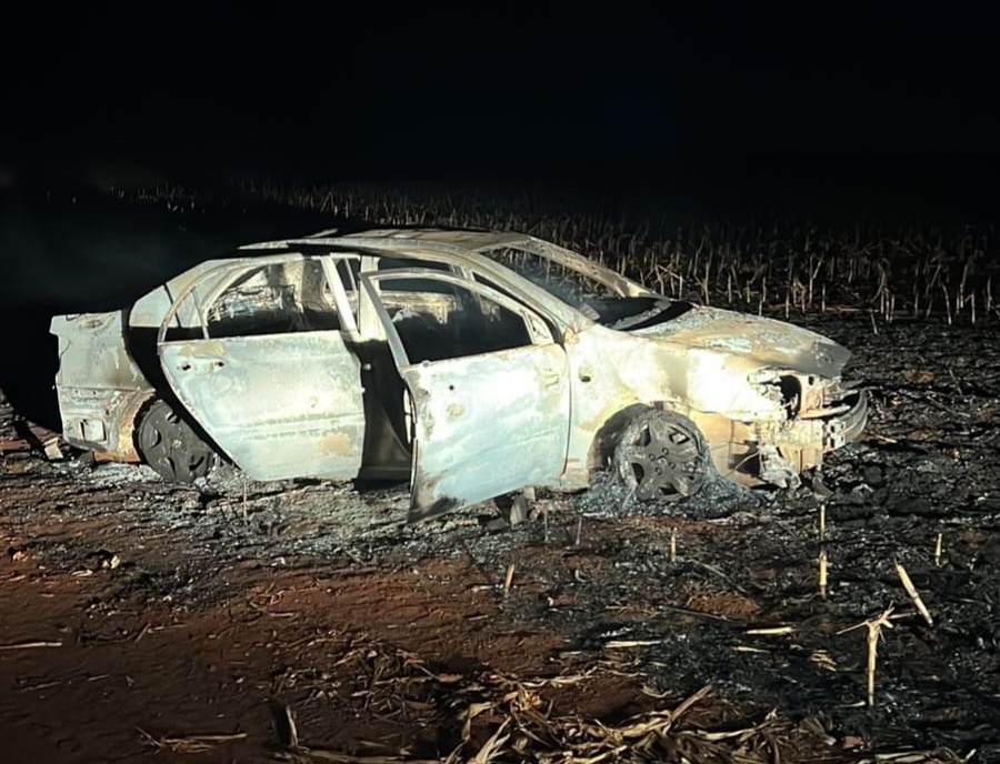 Carro usado por criminosos em homicídio no Distrito de Iguatemi é encontrado incendiado