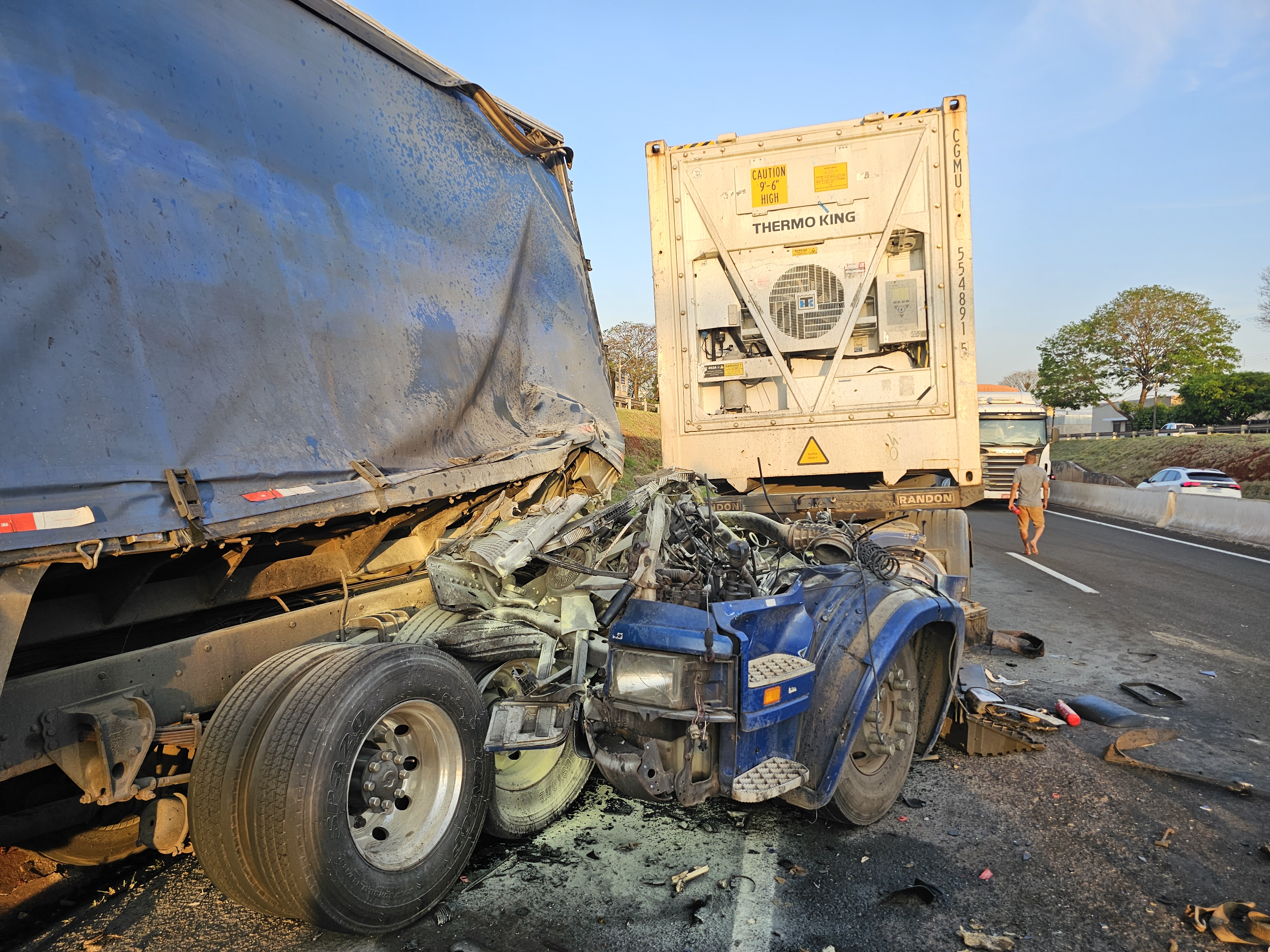 Acidente envolvendo caminhão e carreta causa grande destruição e deixa uma pessoa ferida