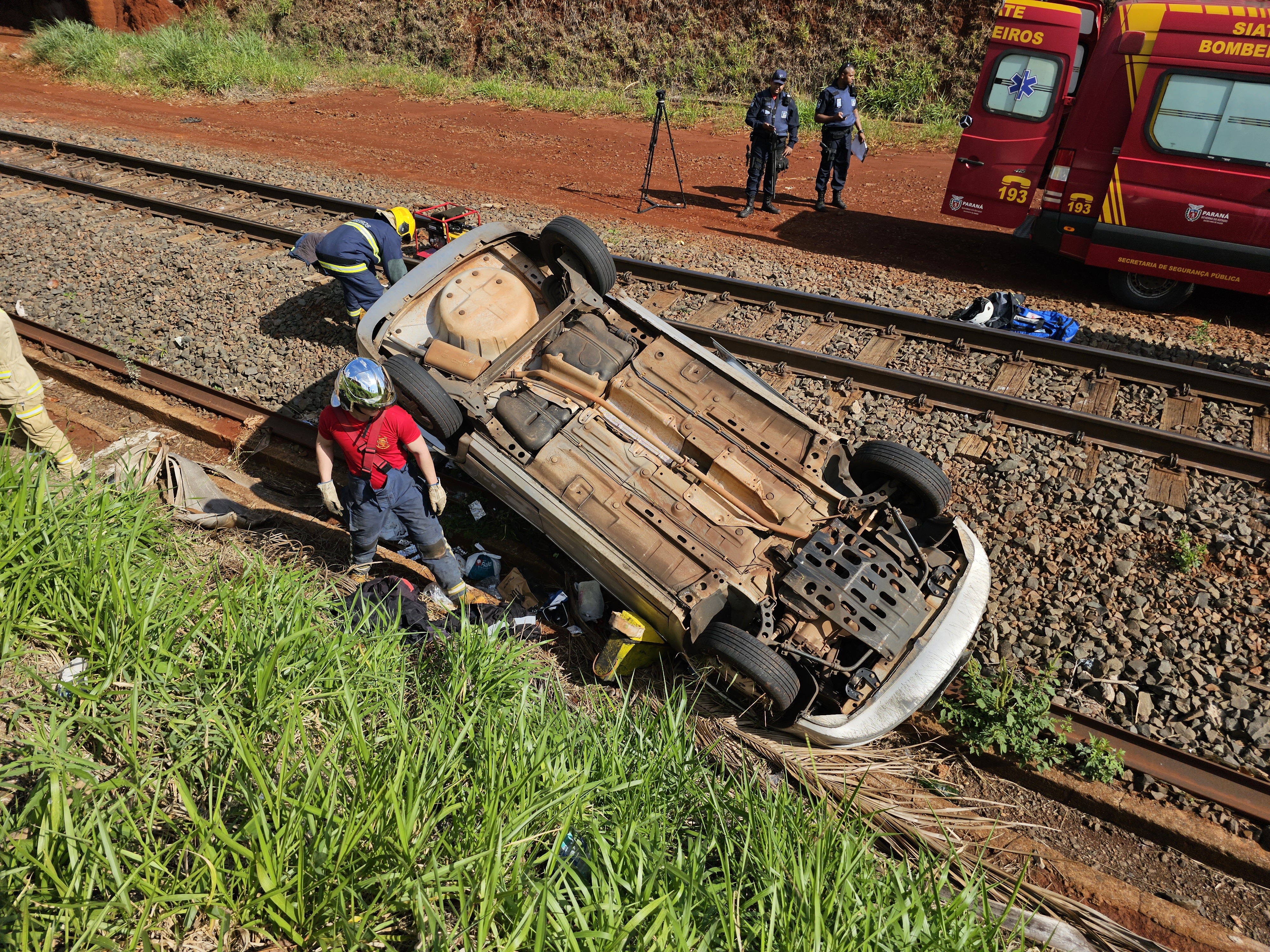 Automóvel despenca e cai ao lado de linha férrea em Maringá