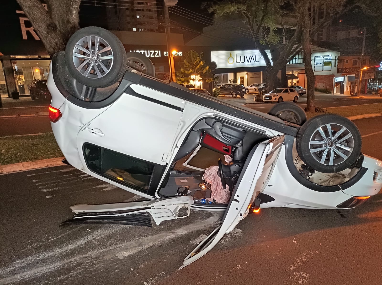 Mulher de 41 anos capota automóvel na zona 2 em Maringá