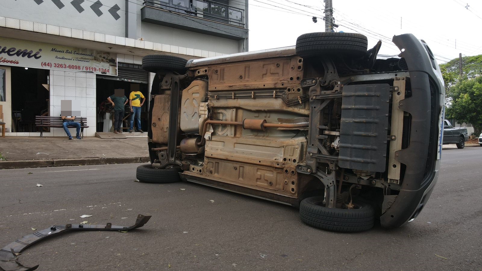 Carro tomba após bater em outro automóvel estacionado