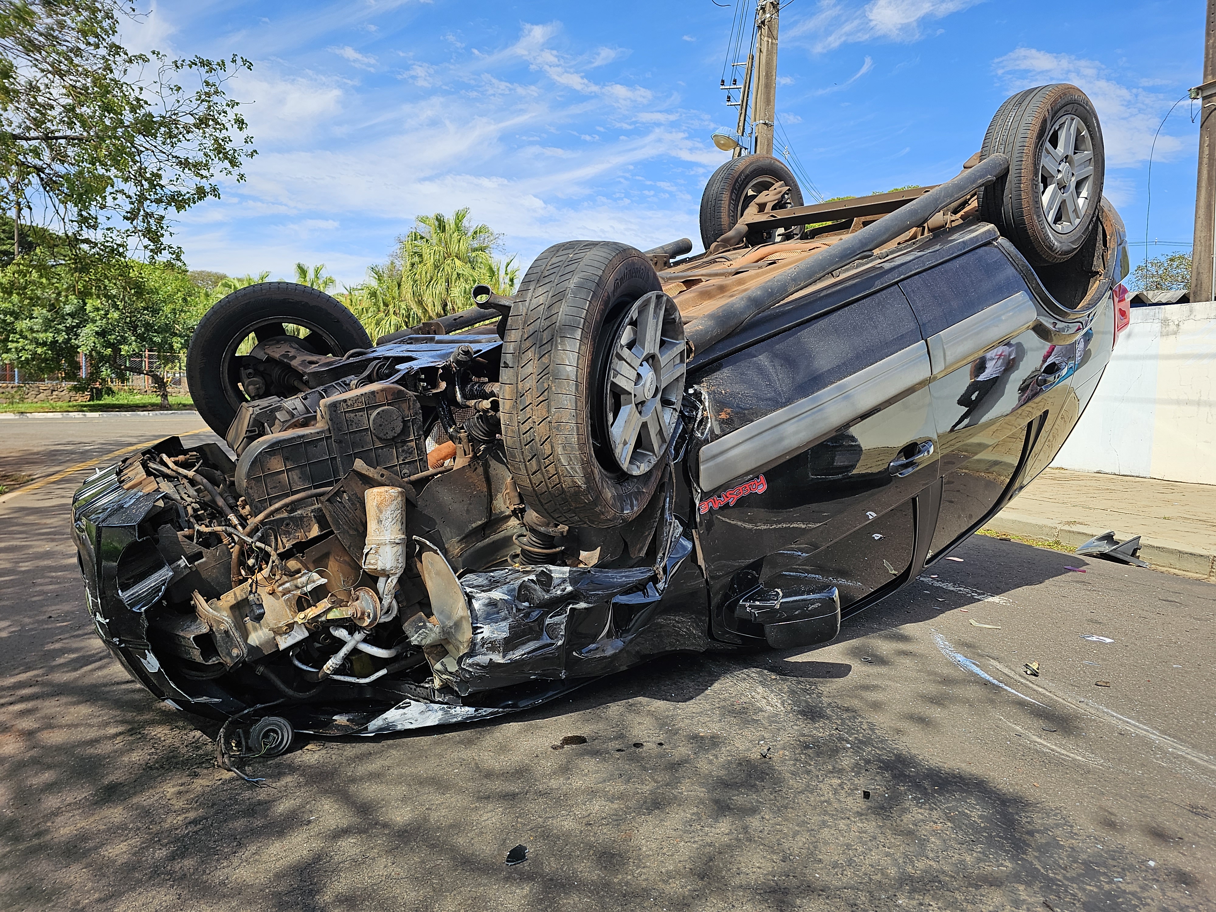 Motorista sem habilitação capota carro após bater em outro veículo estacionado