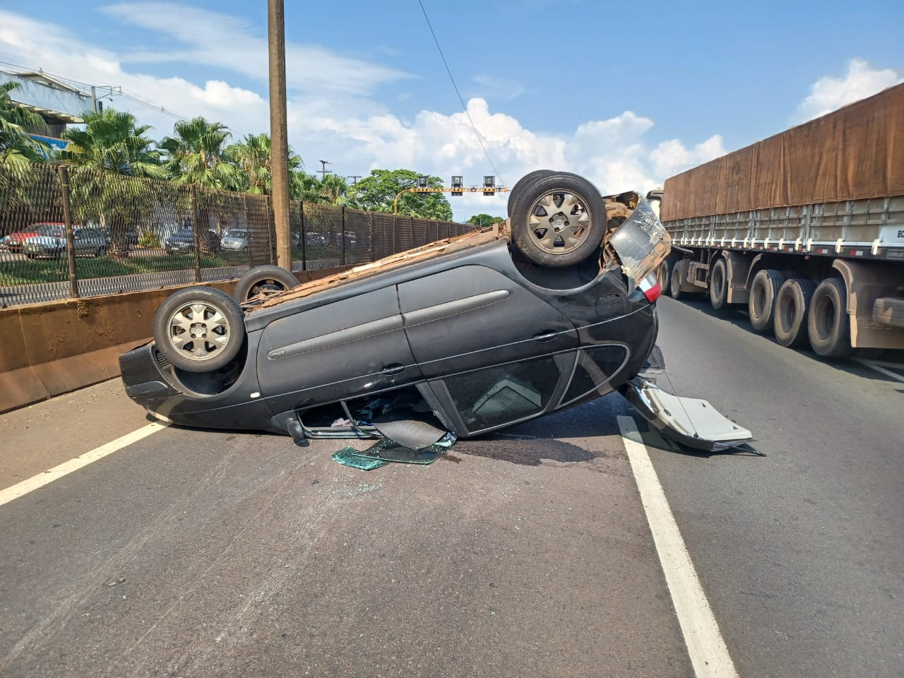 Motorista capota automóvel na rodovia de Sarandi após uma ultrapassagem