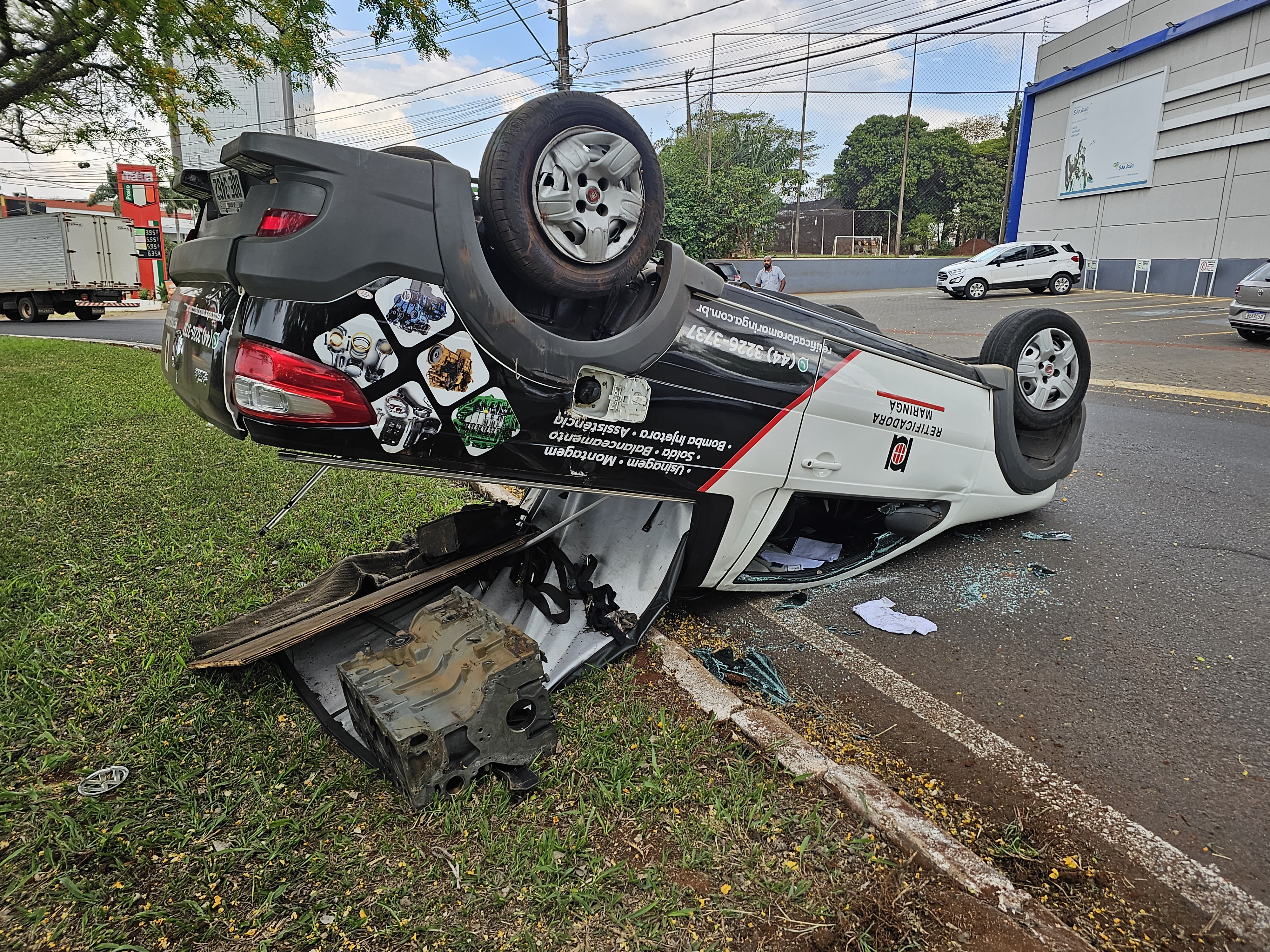 Idoso provoca capotamento na Avenida Nildo Ribeiro da Rocha em Maringá