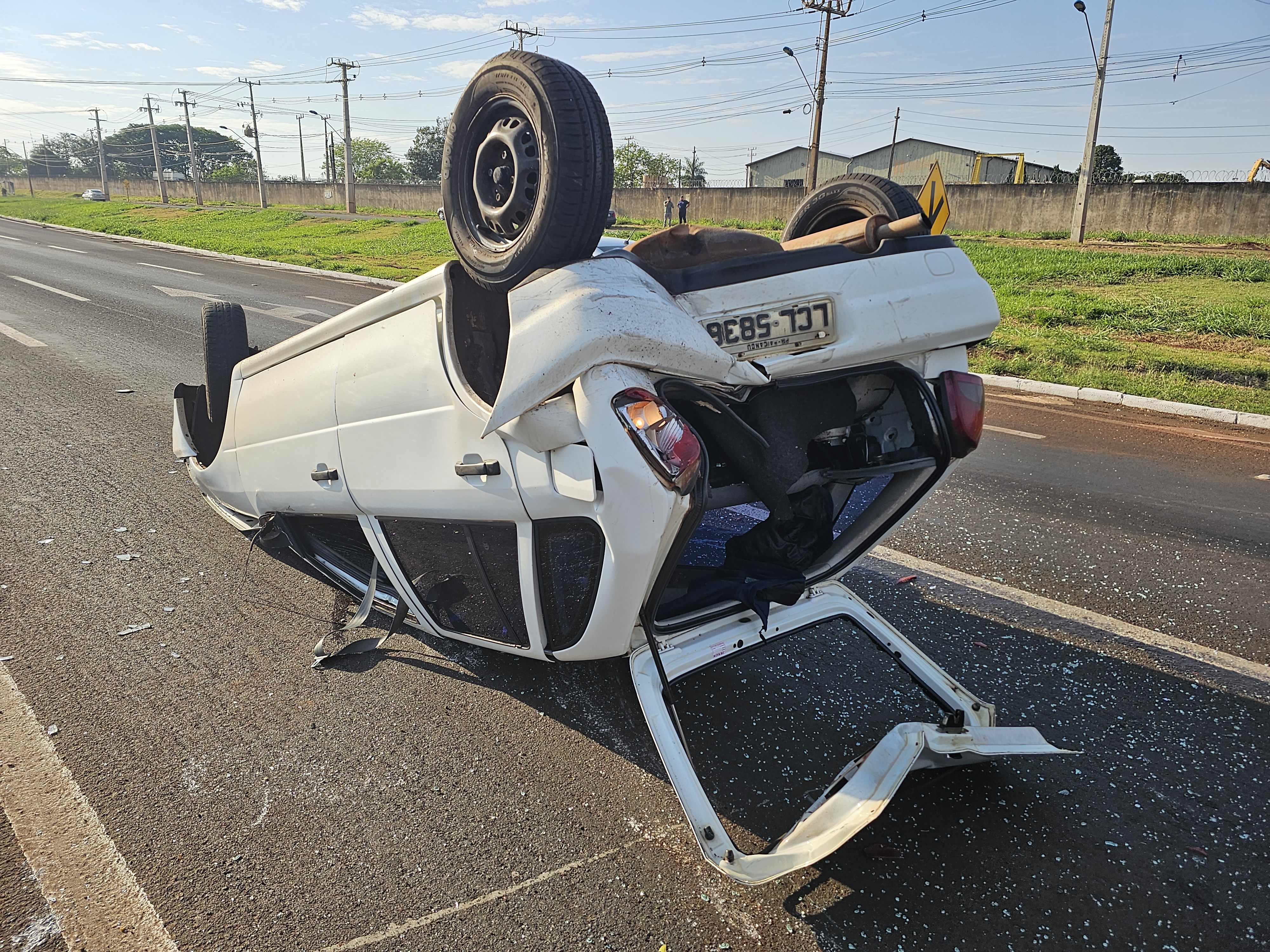 Batida entre três veículos deixa uma pessoa ferida na rodovia PR-323