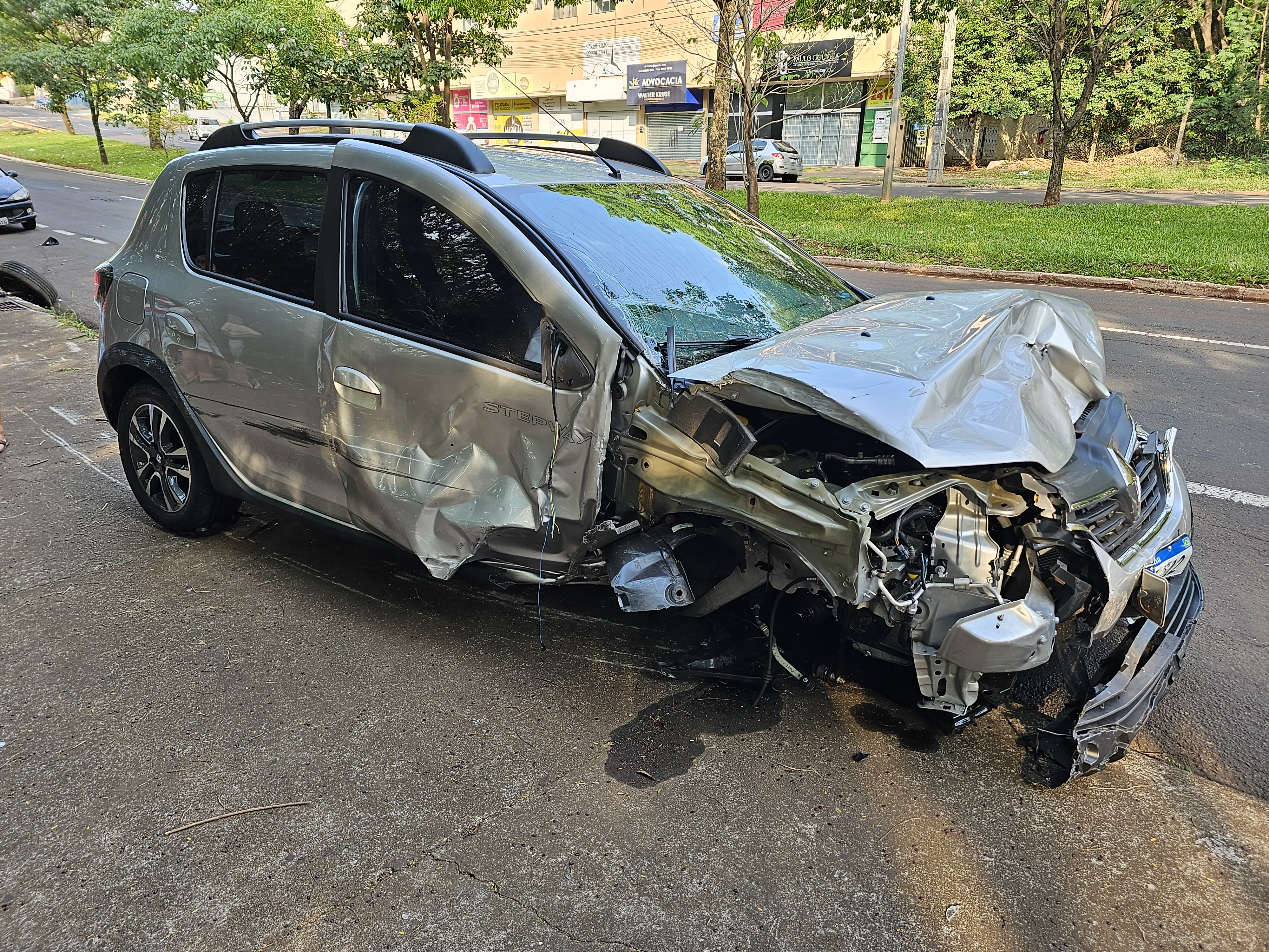 Uma jovem de 19 anos fica ferida ao sofrer acidente envolvendo três carros em Maringá