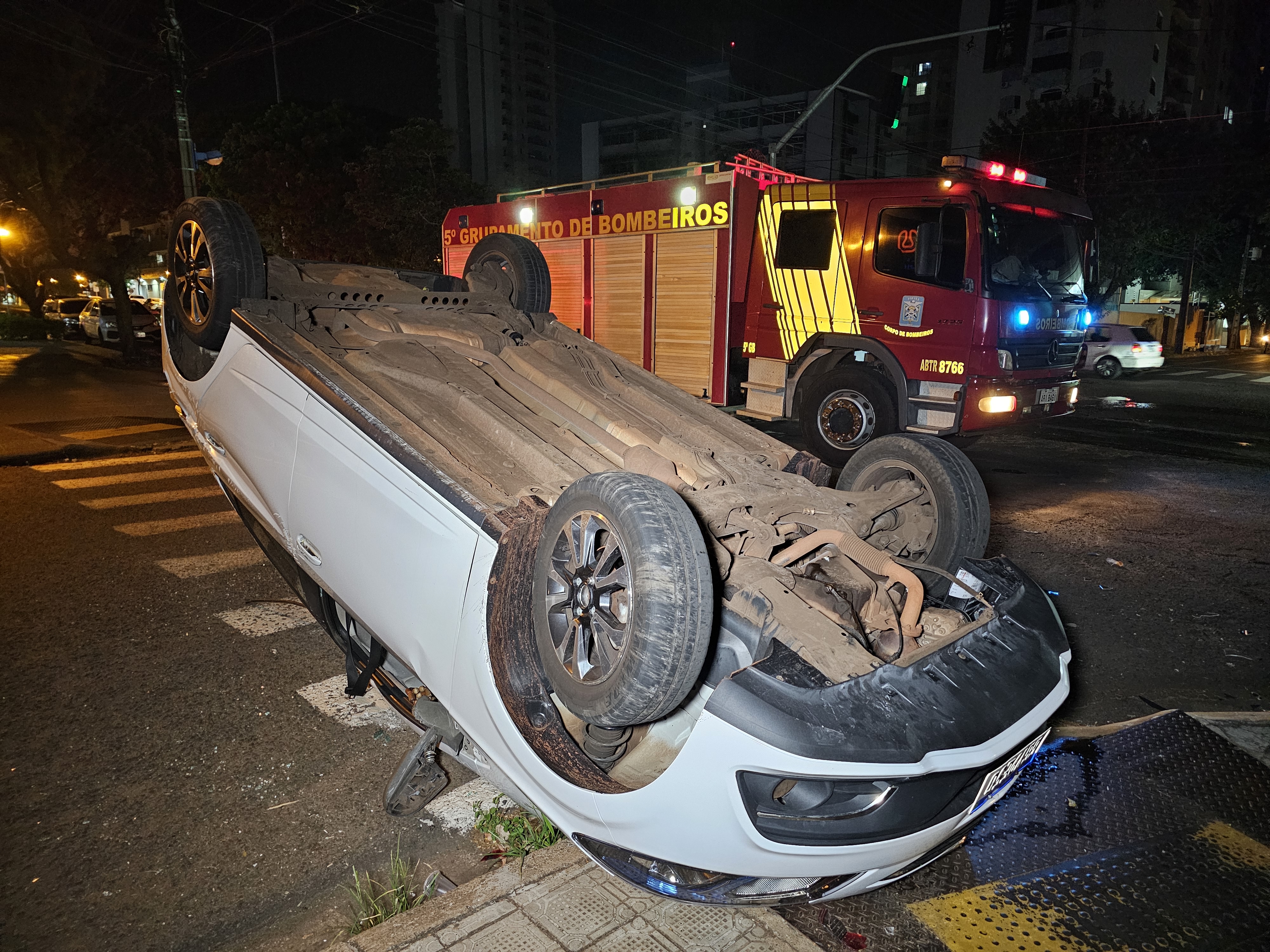 Motoristas de aplicativo se envolvem em acidente no centro de Maringá