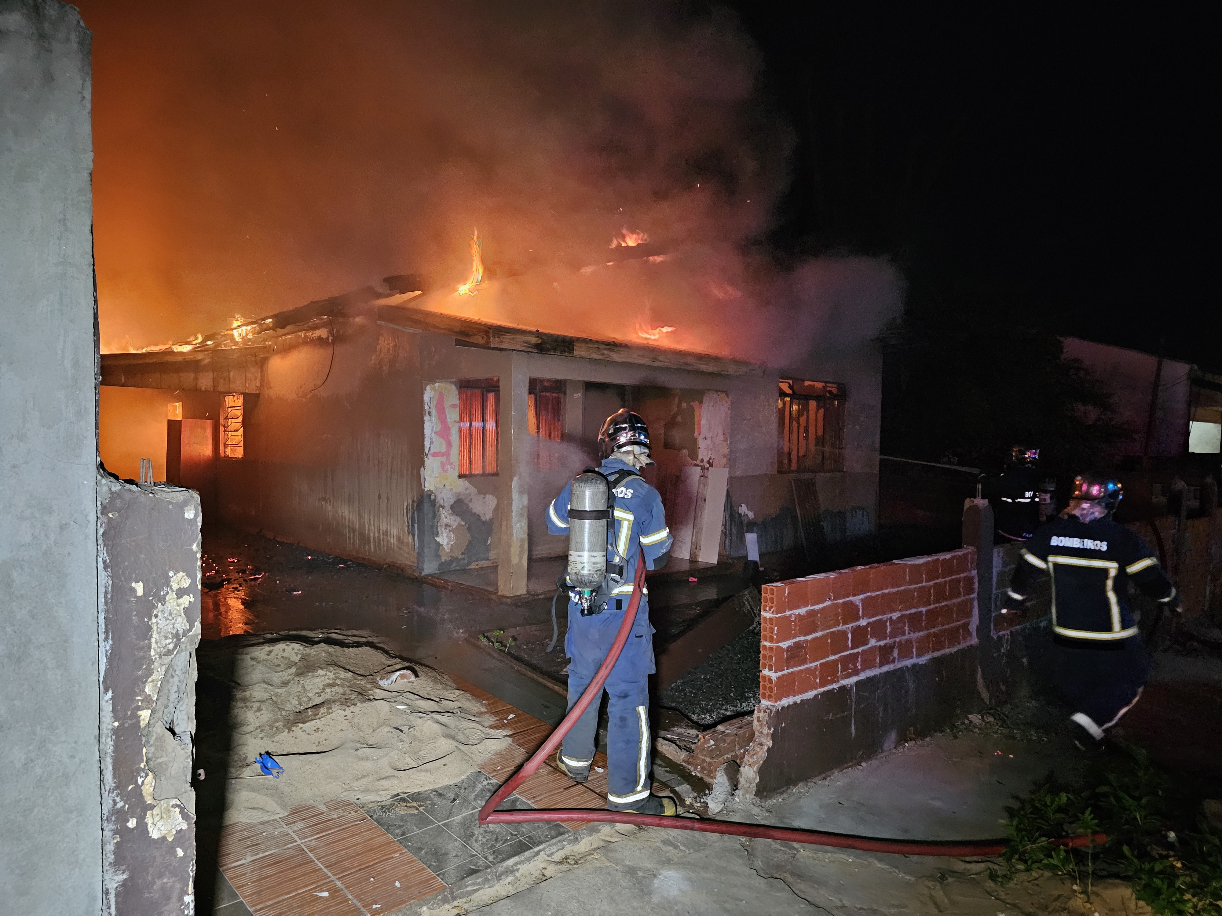 Incêndio criminoso destrói casa de madeira na Vila Santa Izabel