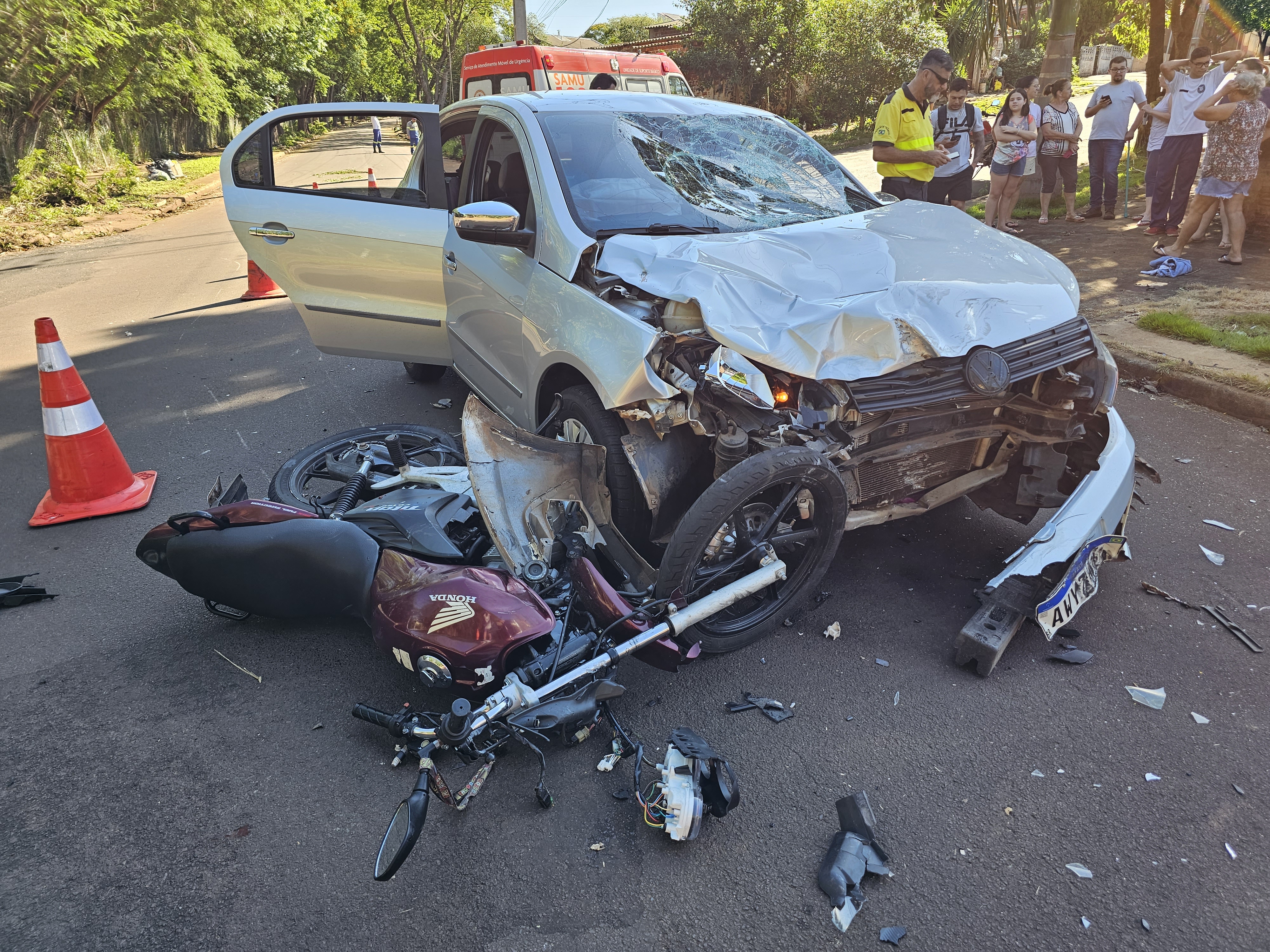 Casal fica gravemente ferido após moto cruzar a preferencial no Jardim Alvorada