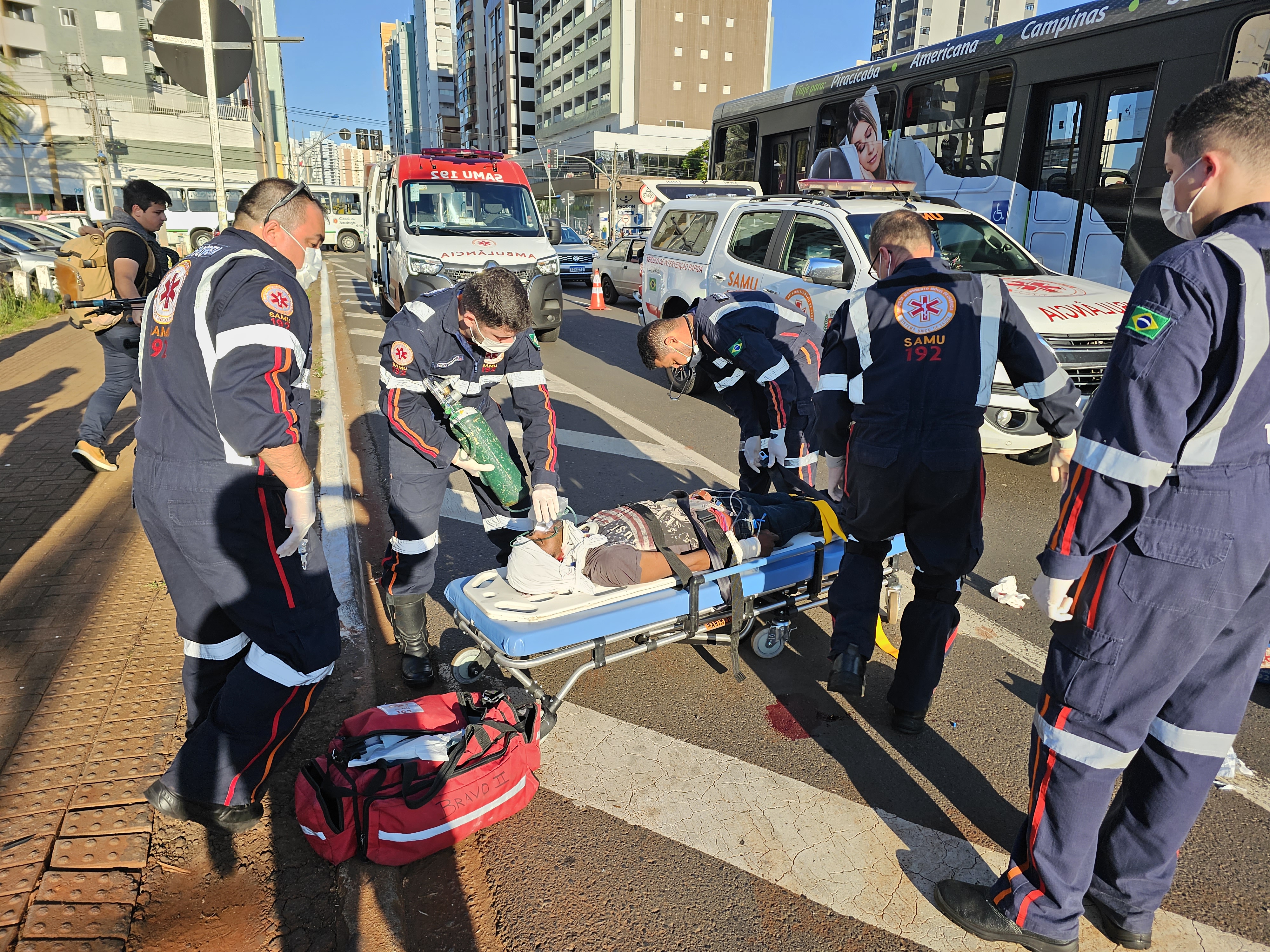 Pedestre é entubado após ser atropelado por bicicleta na Avenida Horácio Raccanello