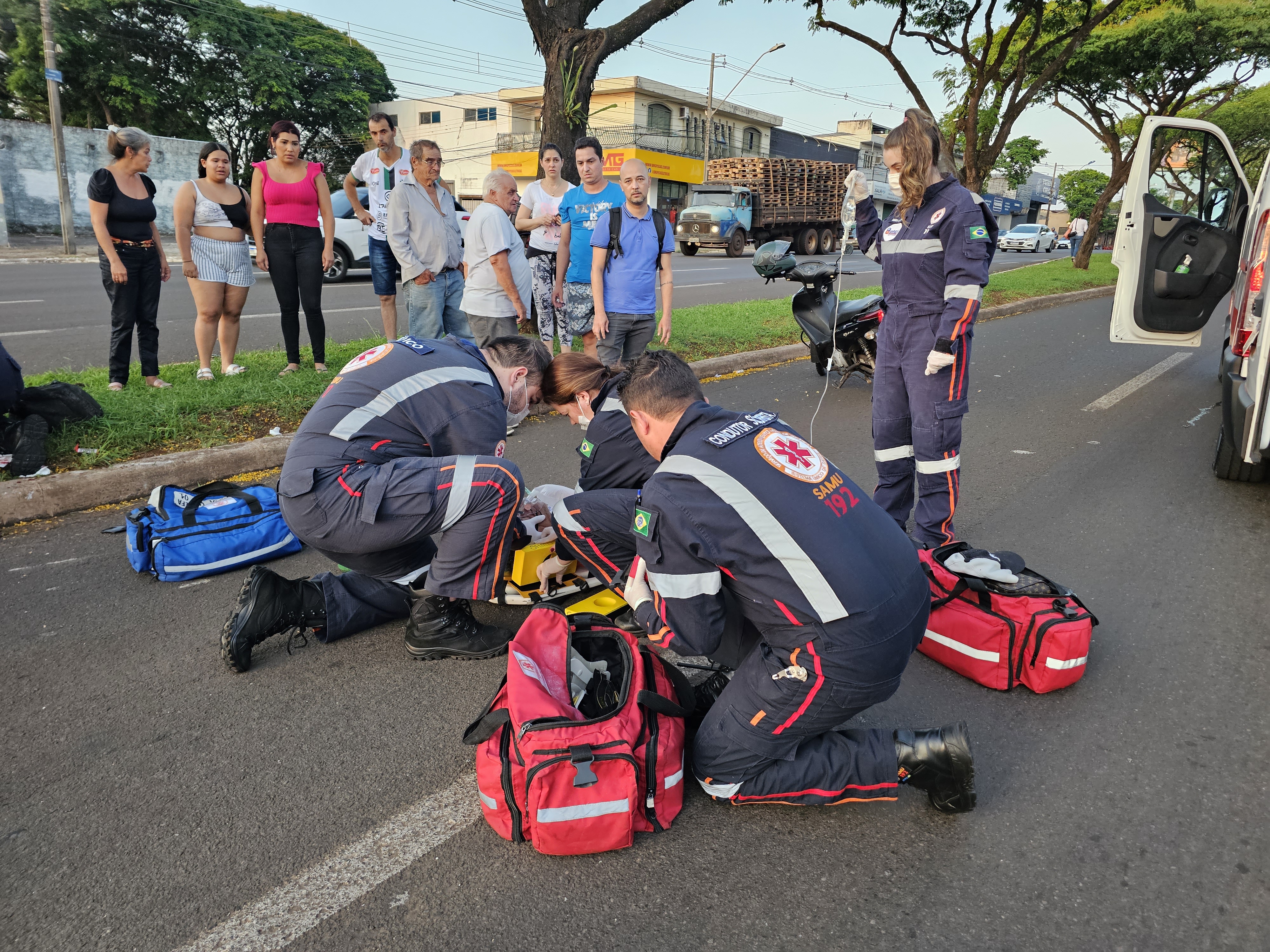 Senhor de 64 anos é entubado ao ser atropelado por moto na Avenida Colombo