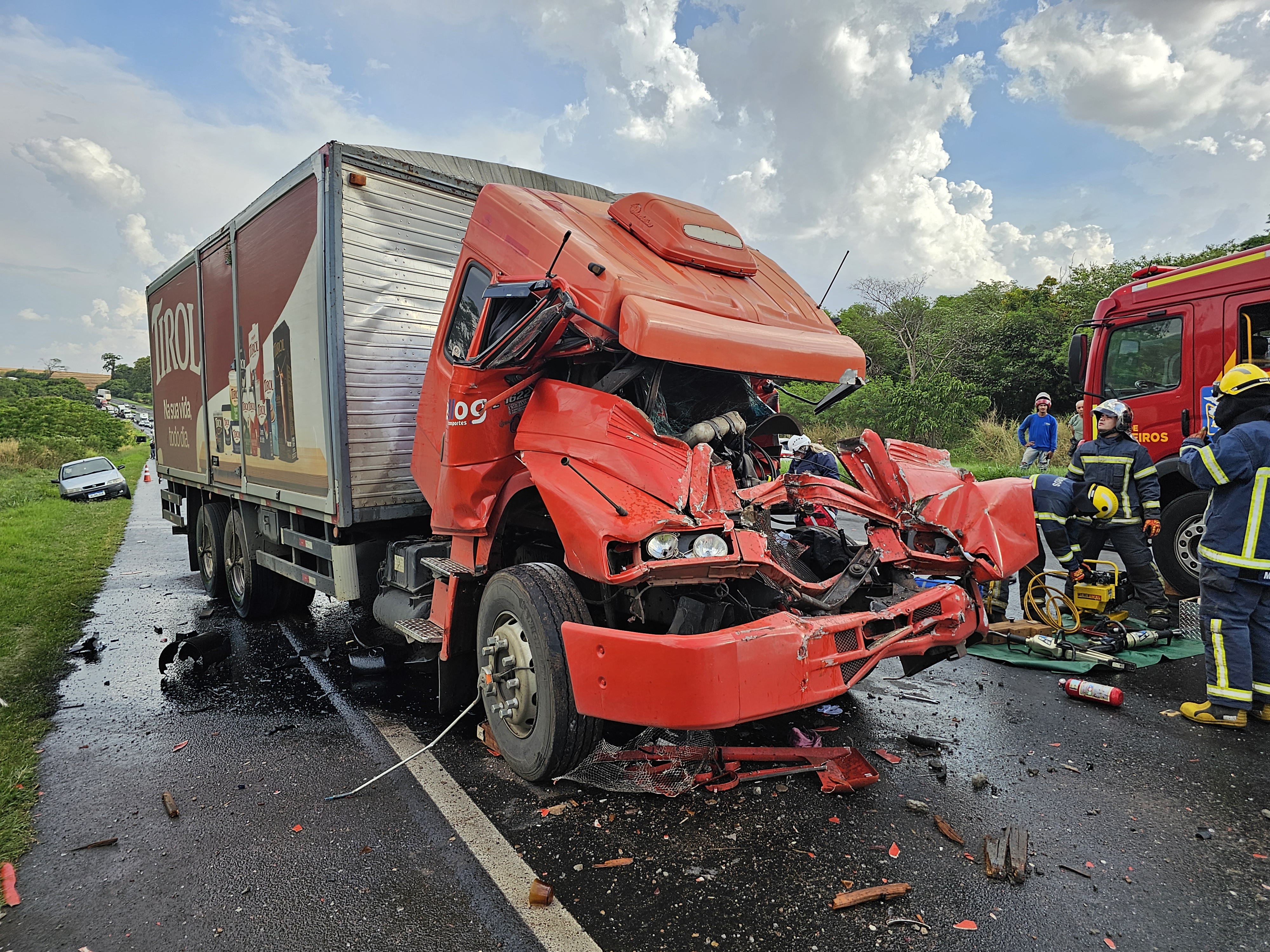 Motorista de 56 anos morre ao sofrer acidente com caminhão na rodovia de Marialva