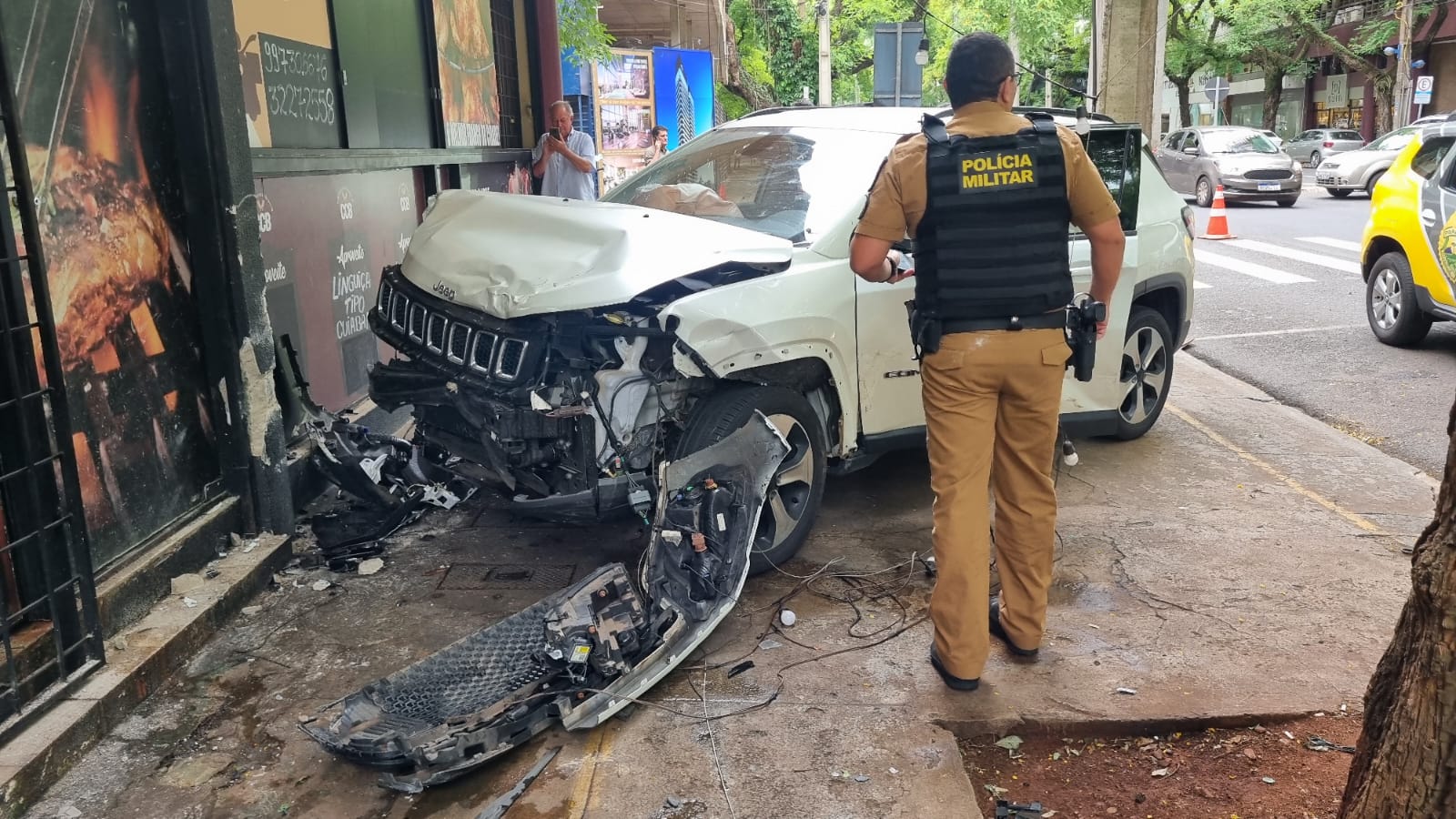 Pessoa fica ferida em acidente na Avenida XV de Novembro em Maringá