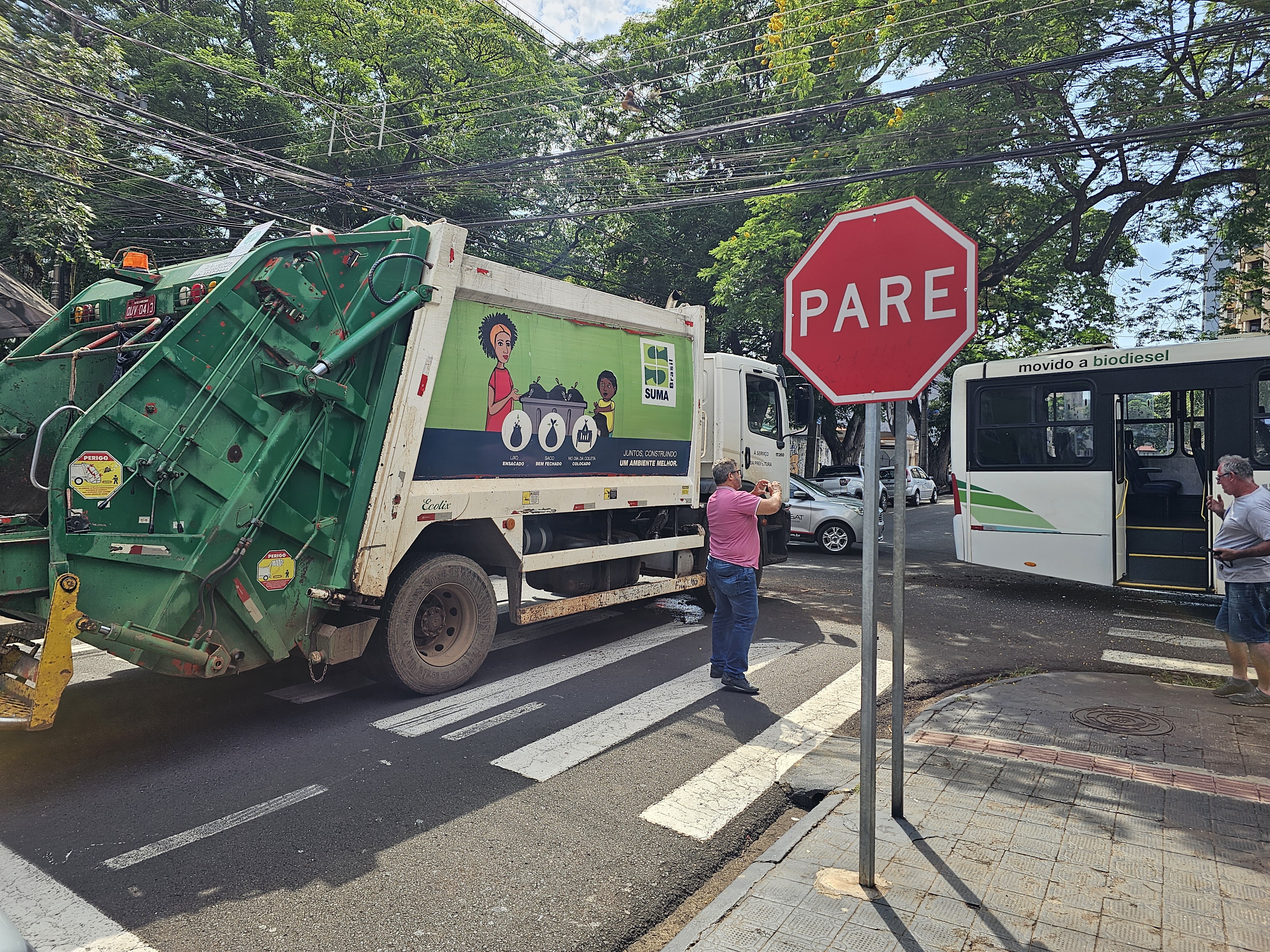 Três pessoas ficam feridas em acidente envolvendo caminhão de coleta de lixo e ônibus da TCCC