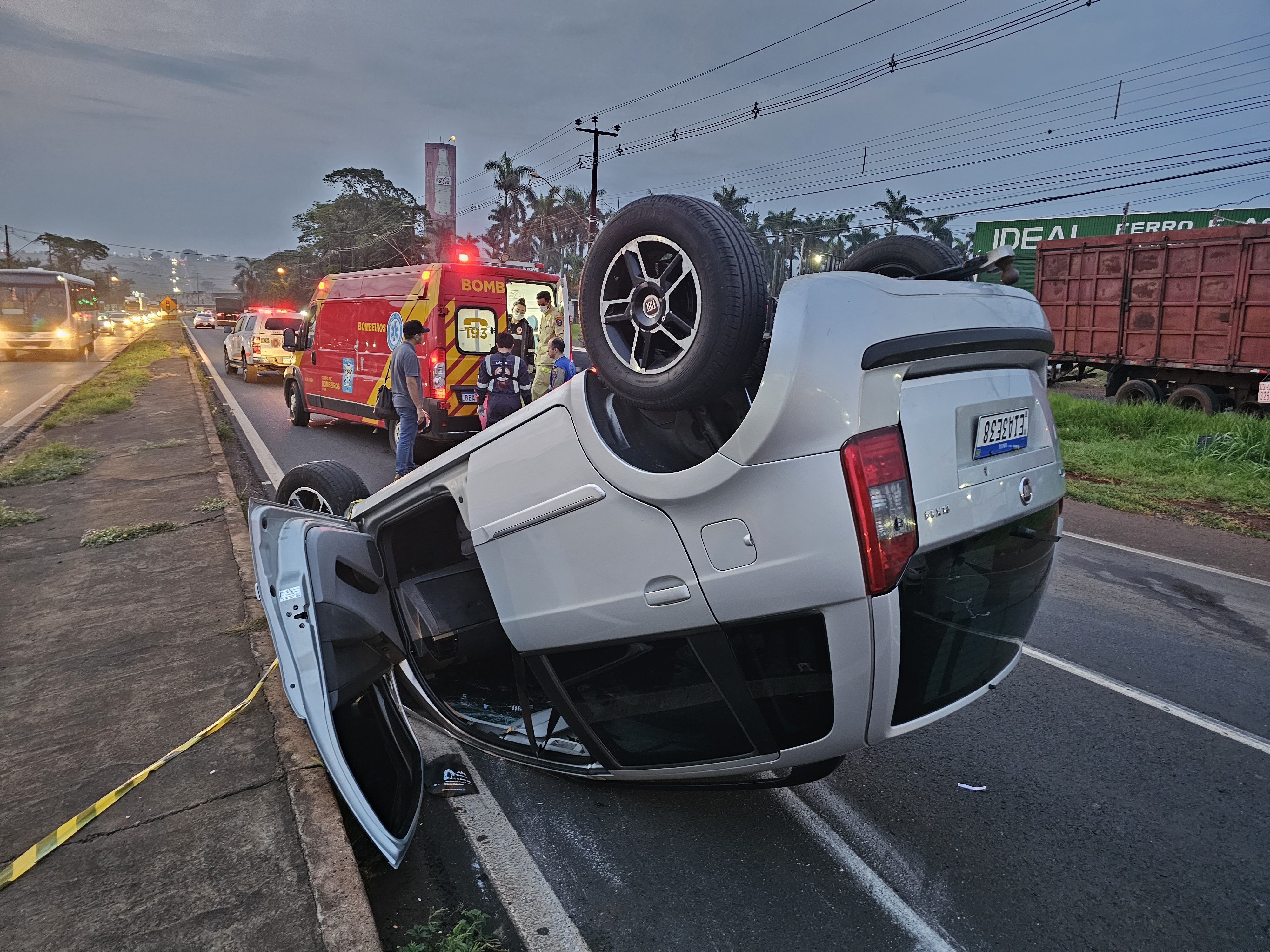 Mulher fica ferida ao capotar automóvel na Avenida Colombo em Maringá