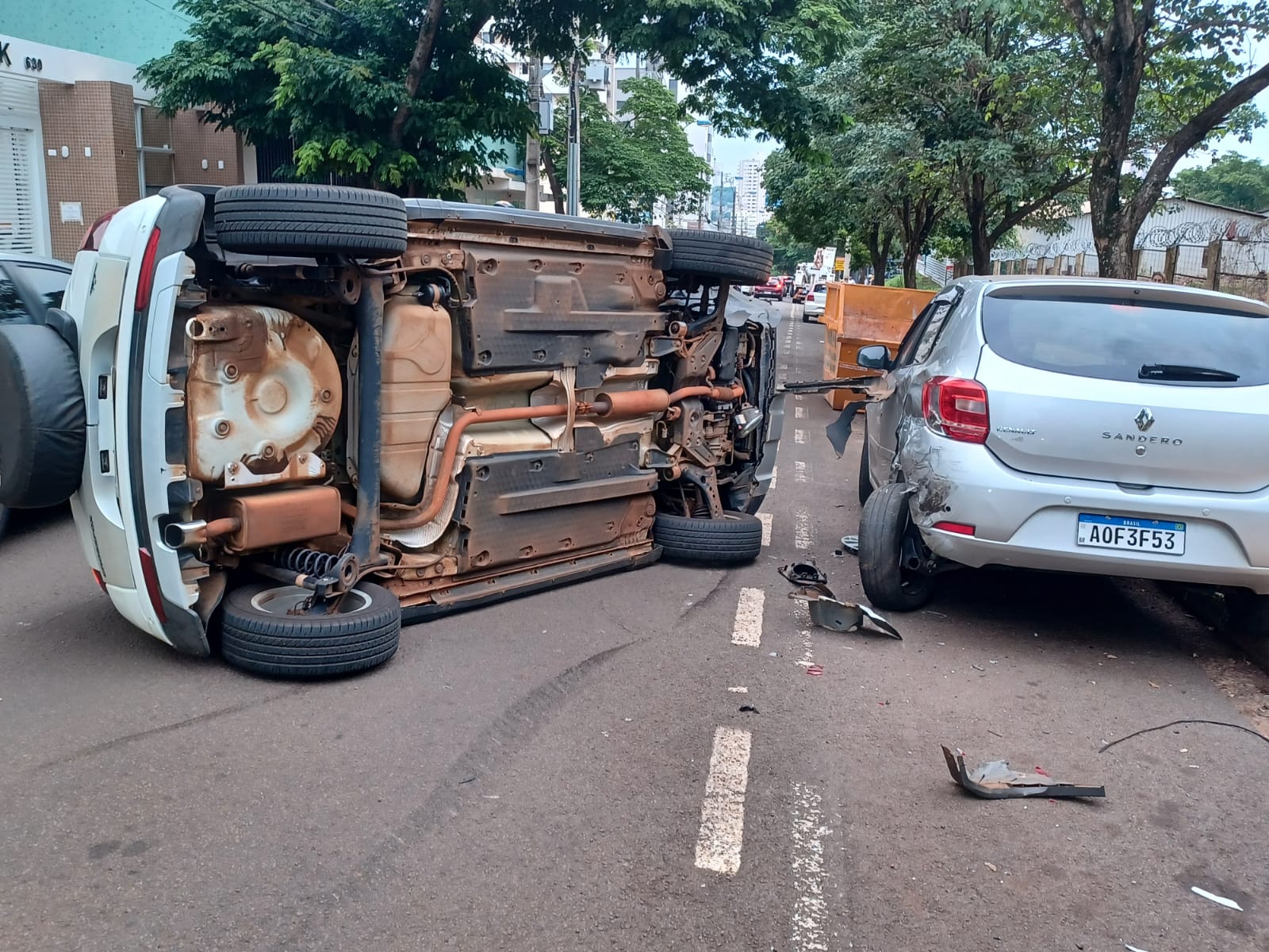 Motorista perde a direção do veículo e tomba após bater em carro estacionado