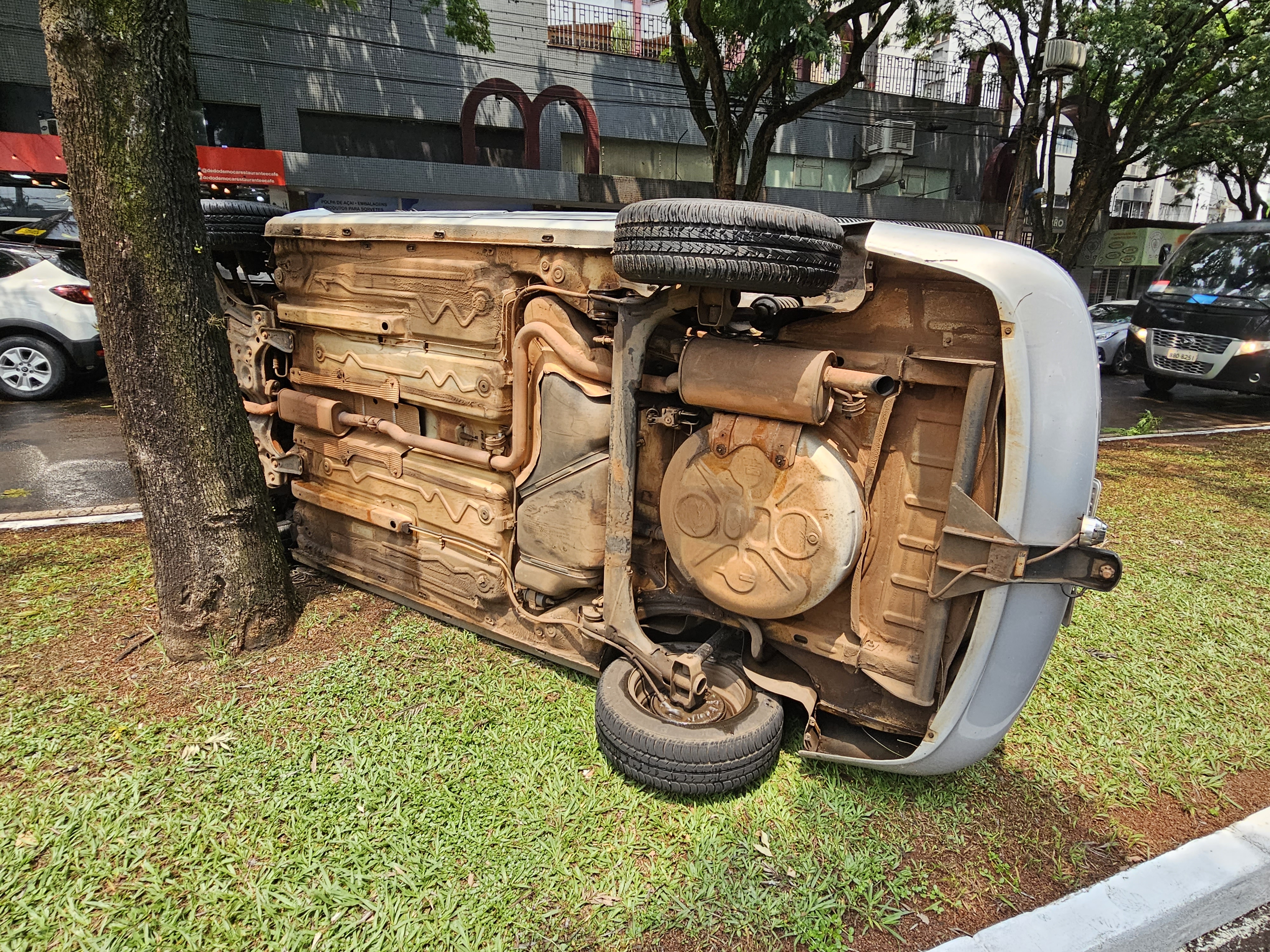 Pai e criança saem ilesos de acidente na Avenida Cerro Azul