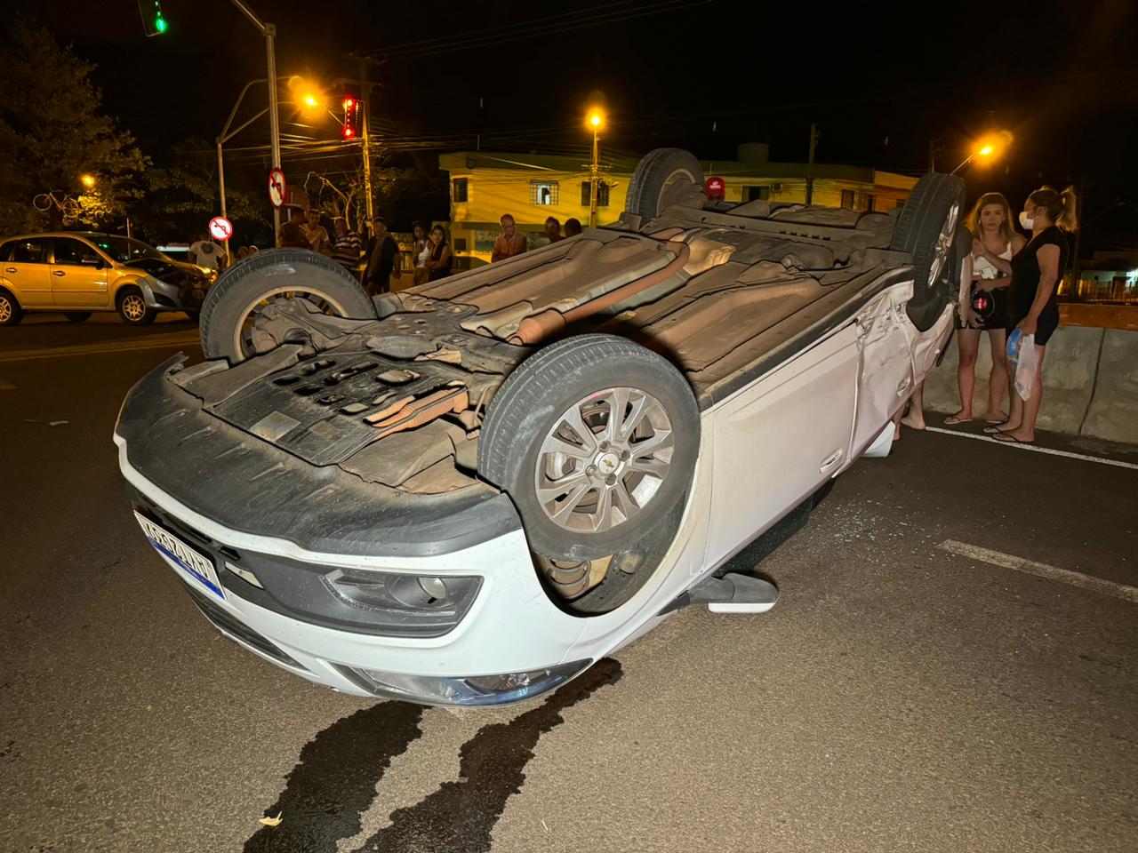 Batida entre dois carros causa capotamento no viaduto do Contorno Norte 