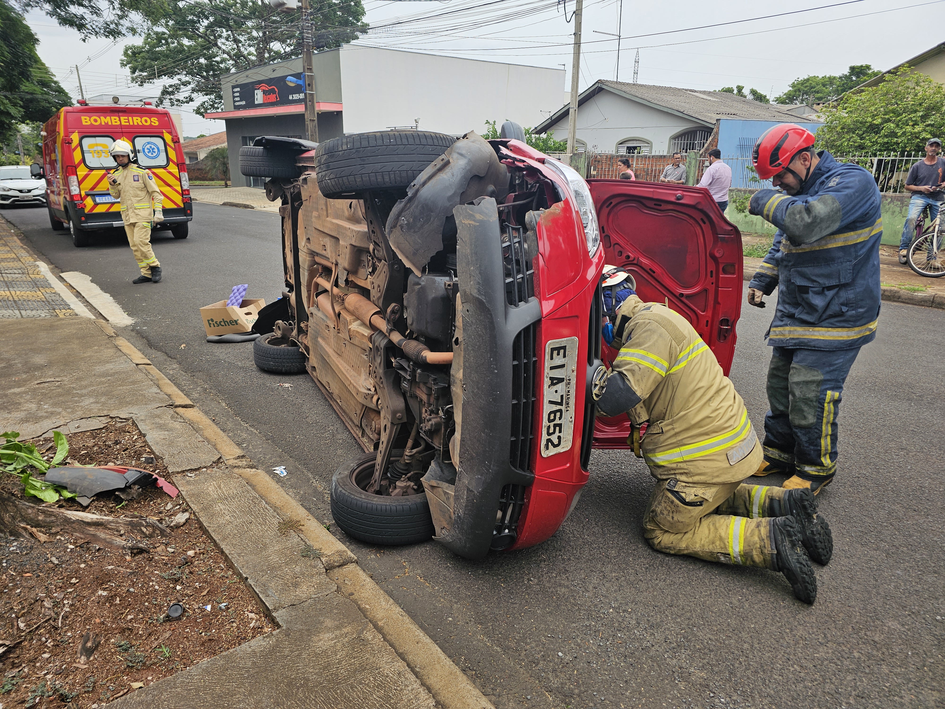 Idoso tomba veículo em Maringá após passar mal