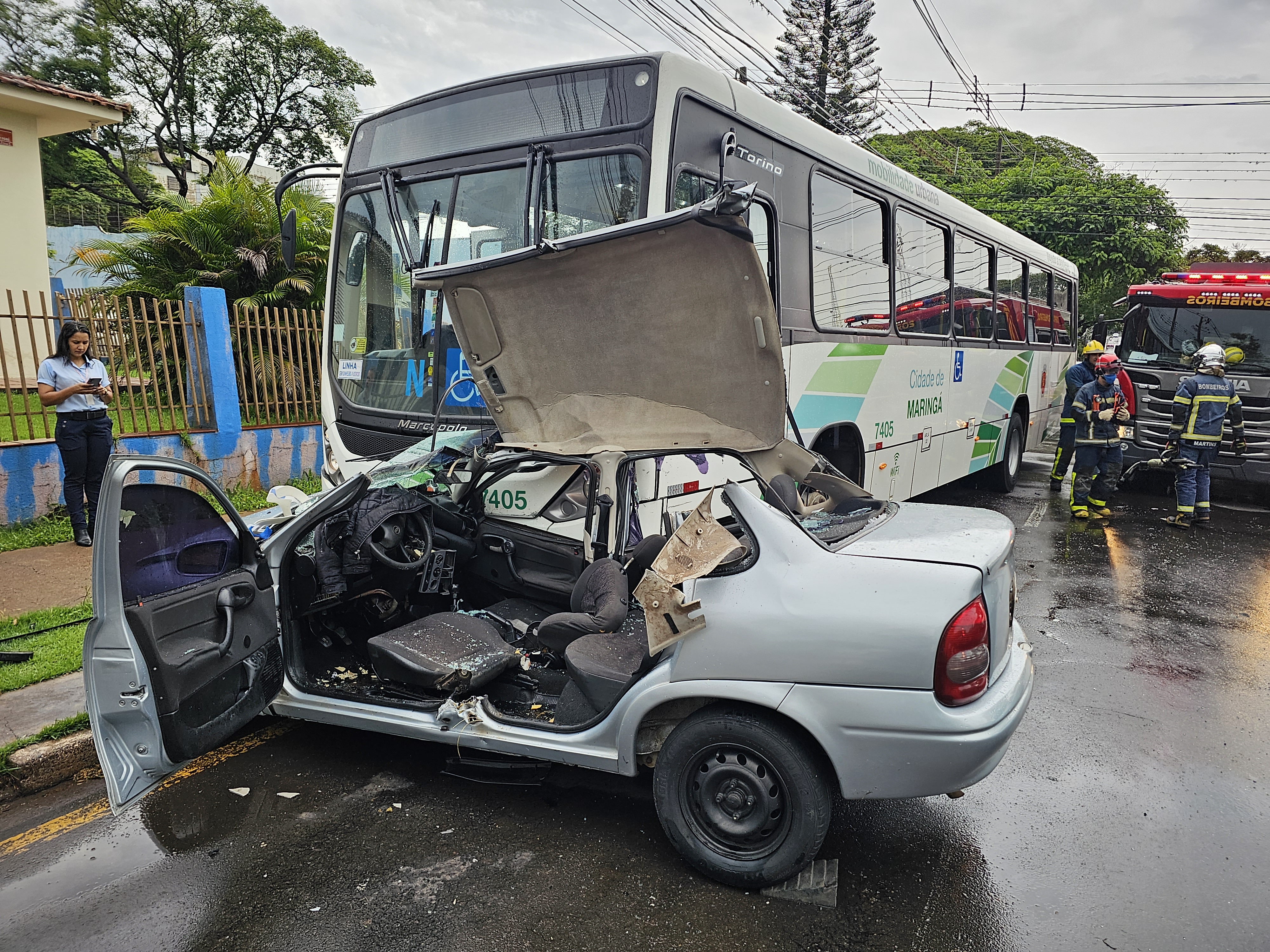 Motorista de automóvel fica ferido ao invadir preferencial de ônibus da TCCC