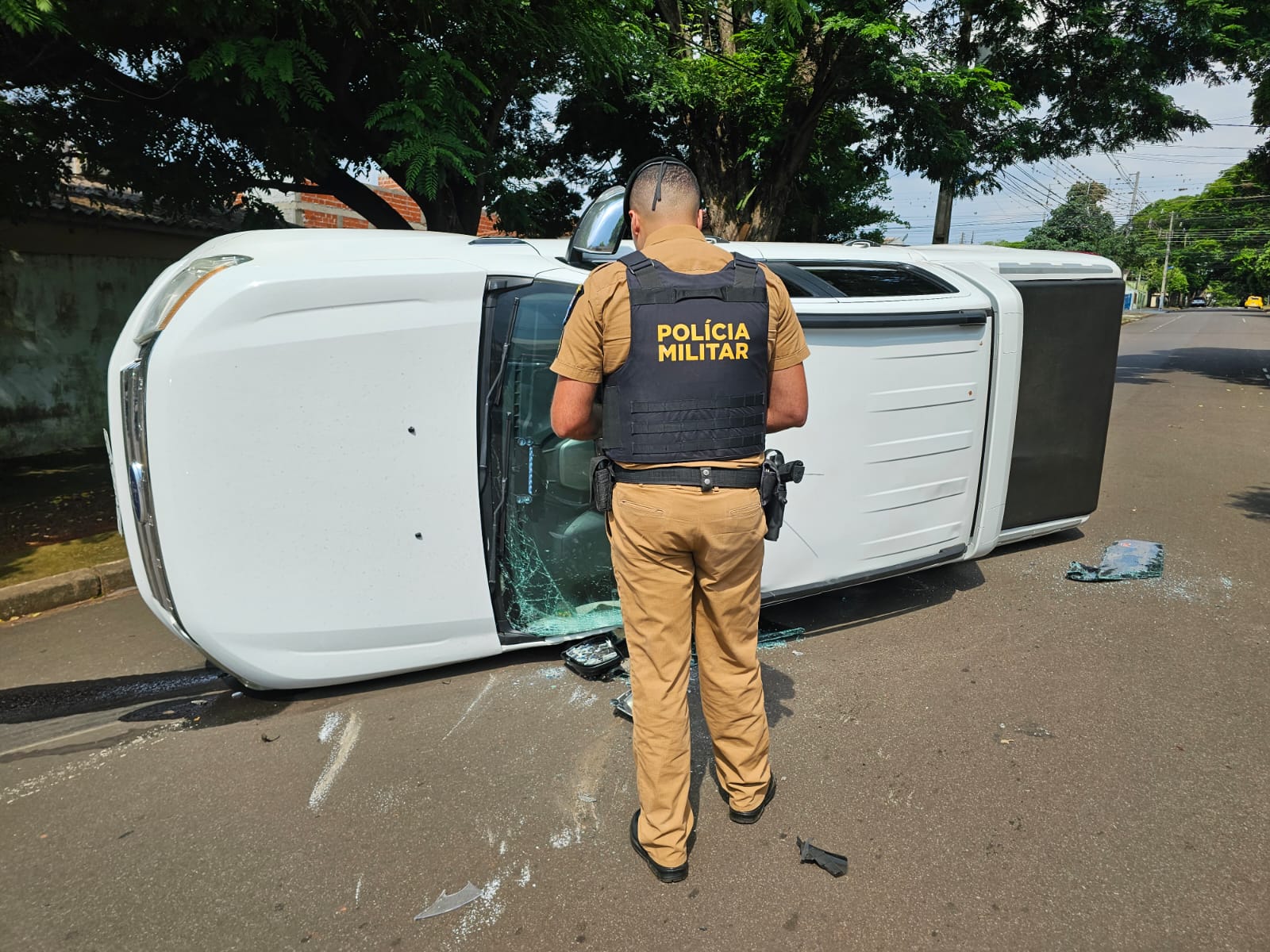 Mulher e crianças são socorridas após capotamento de camionete em Maringá